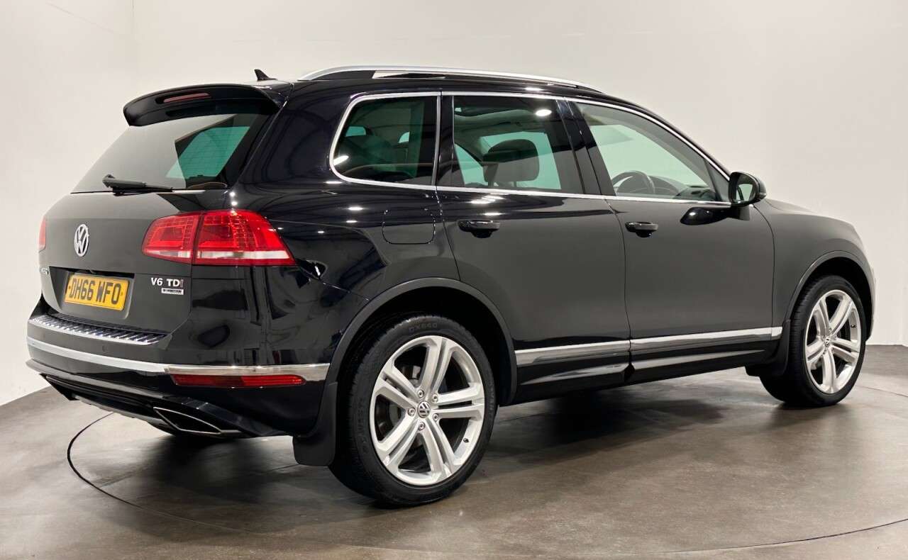 A 2017 VOLKSWAGEN TOUAREG 3.0 TDI V6 BlueMotion Tech R-Line SUV 5dr Diesel Tiptronic 4WD Euro 6 (s/s) A 2017 VOLKSWAGEN TOUAREG 3.0 TDI V6 BlueMotion Tech R-Line SUV 5dr Diesel Tiptronic 4WD Euro 6 (s/s)