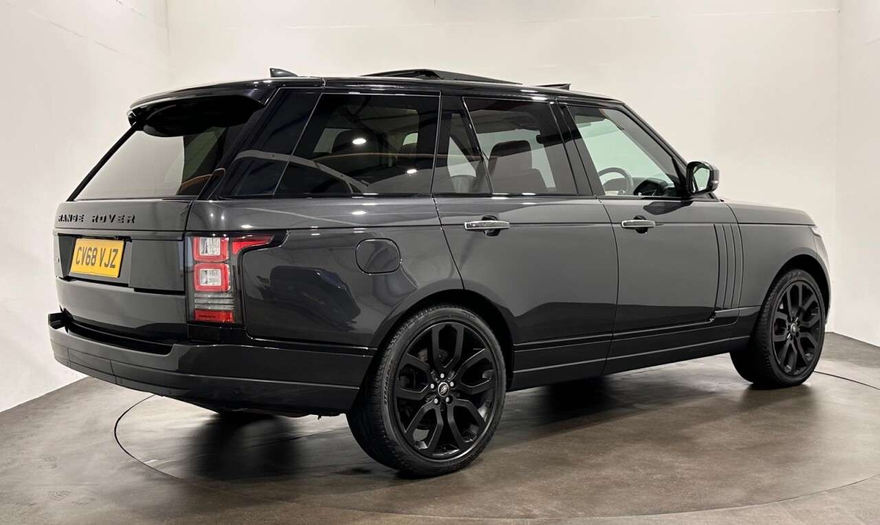 A 2018 LAND ROVER RANGE ROVER 4.4 SD V8 Vogue SE SUV 5dr Diesel Auto 4WD Euro 6 (s/s) (339 ps) Sliding Gl A 2018 LAND ROVER RANGE ROVER 4.4 SD V8 Vogue SE SUV 5dr Diesel Auto 4WD Euro 6 (s/s) (339 ps) Sliding Gl