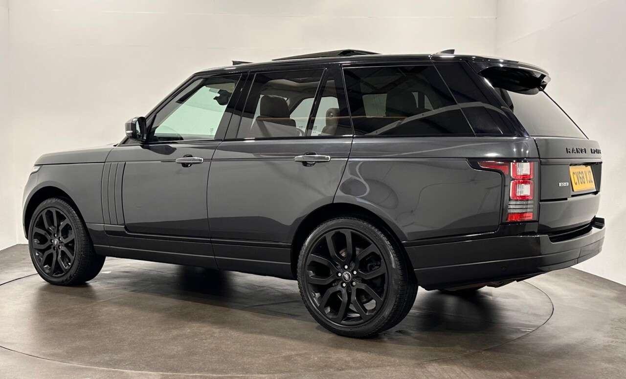 A 2018 LAND ROVER RANGE ROVER 4.4 SD V8 Vogue SE SUV 5dr Diesel Auto 4WD Euro 6 (s/s) (339 ps) Sliding Gl A 2018 LAND ROVER RANGE ROVER 4.4 SD V8 Vogue SE SUV 5dr Diesel Auto 4WD Euro 6 (s/s) (339 ps) Sliding Gl