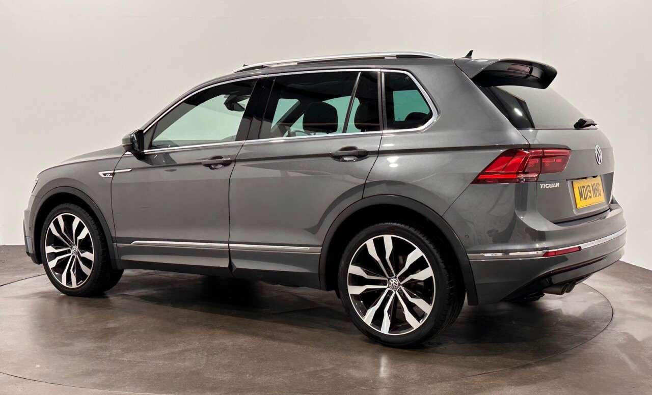 A 2019 VOLKSWAGEN TIGUAN 2.0 TDI R-Line SUV 5dr Diesel DSG Euro 6 (s/s) (150 ps) A 2019 VOLKSWAGEN TIGUAN 2.0 TDI R-Line SUV 5dr Diesel DSG Euro 6 (s/s) (150 ps)