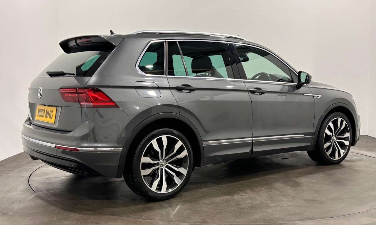 A 2019 VOLKSWAGEN TIGUAN 2.0 TDI R-Line SUV 5dr Diesel DSG Euro 6 (s/s) (150 ps) A 2019 VOLKSWAGEN TIGUAN 2.0 TDI R-Line SUV 5dr Diesel DSG Euro 6 (s/s) (150 ps)