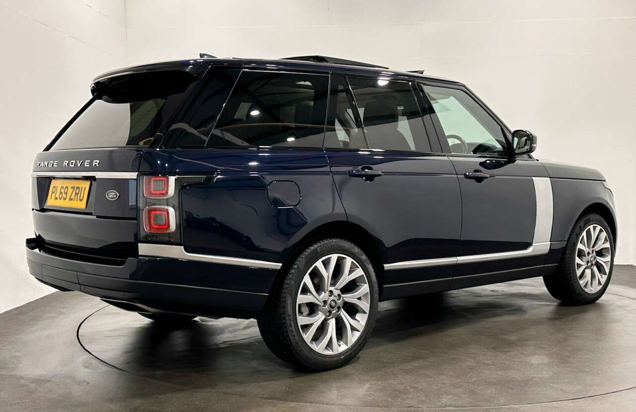 A 2020 LAND ROVER RANGE ROVER 3.0 SD V6 Westminster SUV 5dr Diesel Auto 4WD Euro 6 (s/s) (275 ps) A 2020 LAND ROVER RANGE ROVER 3.0 SD V6 Westminster SUV 5dr Diesel Auto 4WD Euro 6 (s/s) (275 ps)
