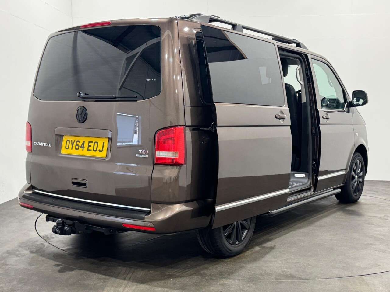 A 2014 VOLKSWAGEN CARAVELLE 2.0 BiTDI BlueMotion Tech Executive MPV 5dr Diesel Manual Euro 5 (s/s) (180 A 2014 VOLKSWAGEN CARAVELLE 2.0 BiTDI BlueMotion Tech Executive MPV 5dr Diesel Manual Euro 5 (s/s) (180