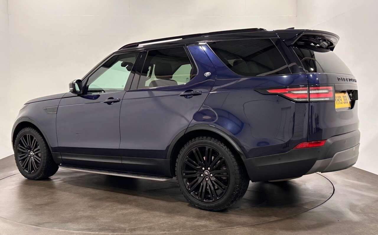 A 2019 LAND ROVER DISCOVERY 3.0 SD V6 HSE SUV 5dr Diesel Auto 4WD Euro 6 (s/s) (306 ps) Electrically De A 2019 LAND ROVER DISCOVERY 3.0 SD V6 HSE SUV 5dr Diesel Auto 4WD Euro 6 (s/s) (306 ps) Electrically De