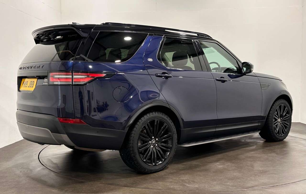 A 2019 LAND ROVER DISCOVERY 3.0 SD V6 HSE SUV 5dr Diesel Auto 4WD Euro 6 (s/s) (306 ps) Electrically De A 2019 LAND ROVER DISCOVERY 3.0 SD V6 HSE SUV 5dr Diesel Auto 4WD Euro 6 (s/s) (306 ps) Electrically De
