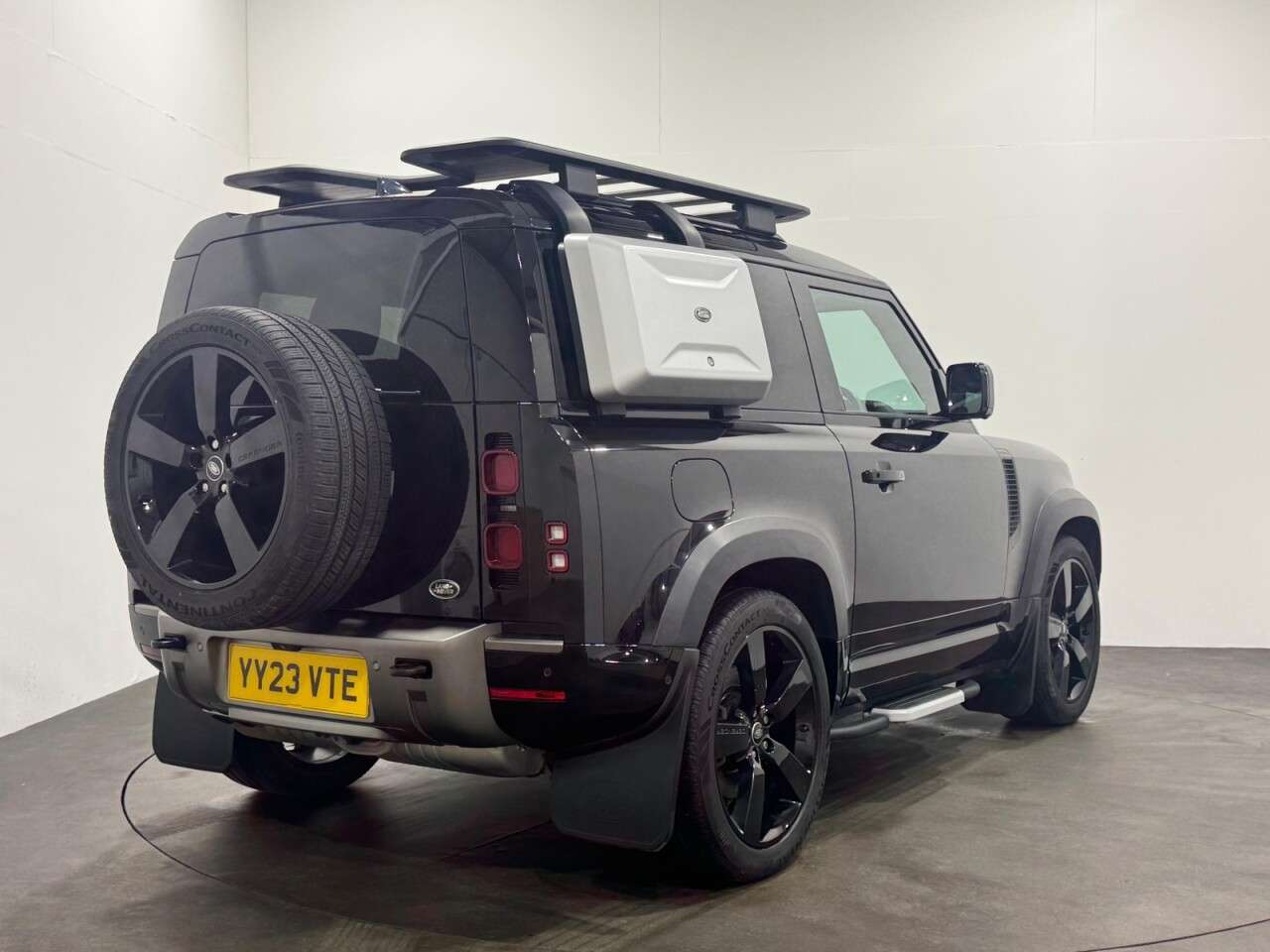 A 2023 LAND ROVER DEFENDER 90 3.0 D250 MHEV X-Dynamic SE SUV 3dr Diesel Auto 4WD Euro 6 (s/s) (250 ps) Gl A 2023 LAND ROVER DEFENDER 90 3.0 D250 MHEV X-Dynamic SE SUV 3dr Diesel Auto 4WD Euro 6 (s/s) (250 ps) Gl