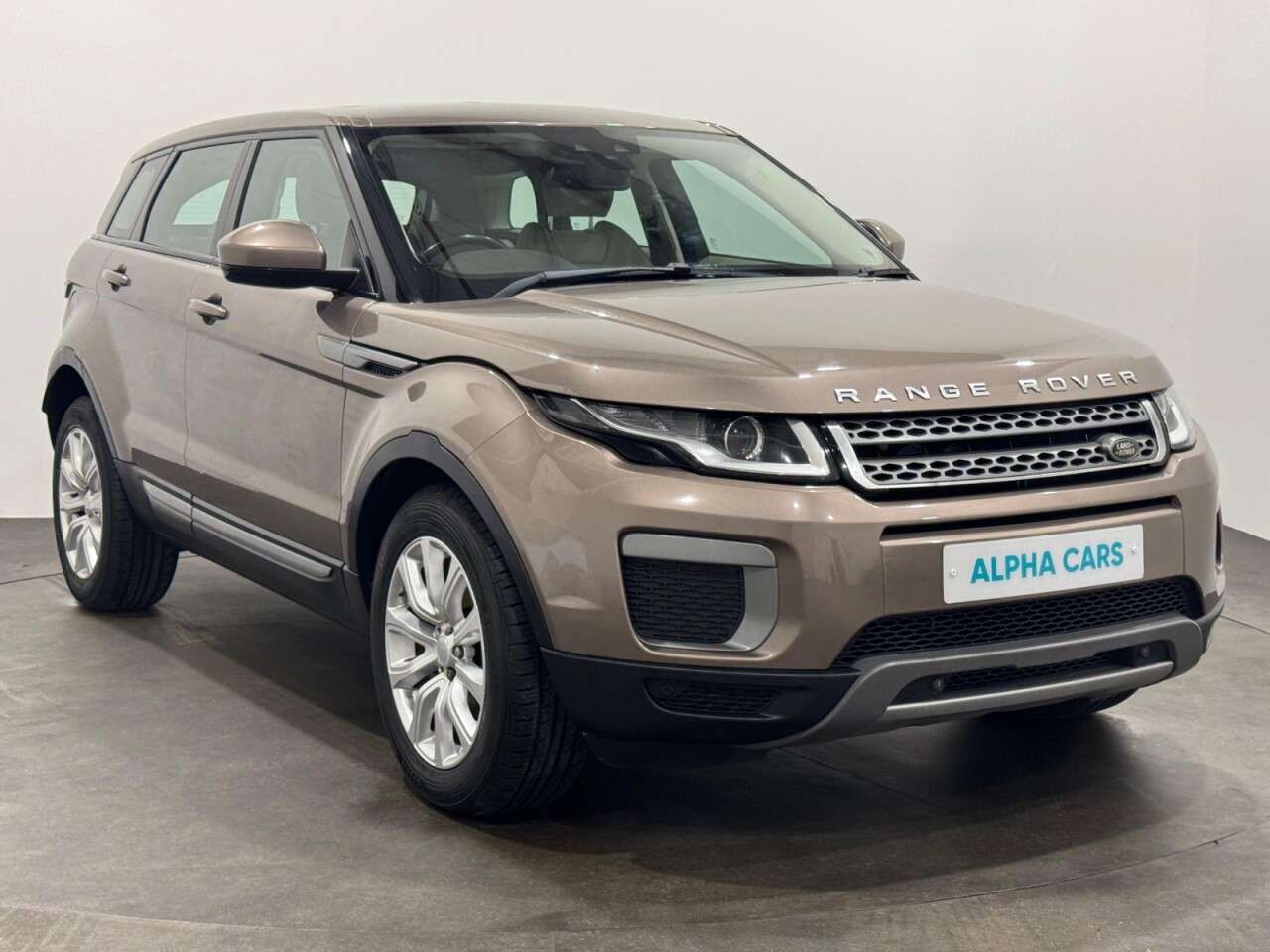 A 2016 LAND ROVER RANGE ROVER EVOQUE 2.0 eD4 SE SUV 5dr Diesel Manual FWD Euro 6 (s/s) (150 ps) A 2016 LAND ROVER RANGE ROVER EVOQUE 2.0 eD4 SE SUV 5dr Diesel Manual FWD Euro 6 (s/s) (150 ps)
