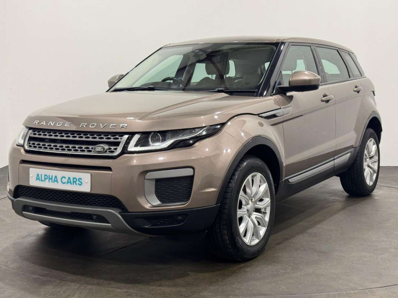 A 2016 LAND ROVER RANGE ROVER EVOQUE 2.0 eD4 SE SUV 5dr Diesel Manual FWD Euro 6 (s/s) (150 ps) A 2016 LAND ROVER RANGE ROVER EVOQUE 2.0 eD4 SE SUV 5dr Diesel Manual FWD Euro 6 (s/s) (150 ps)