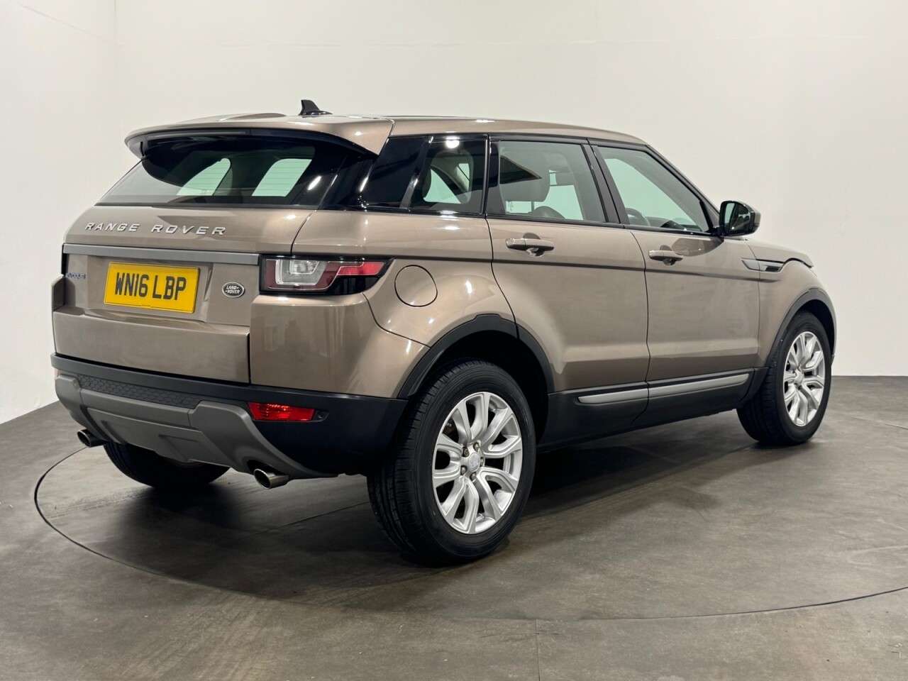 A 2016 LAND ROVER RANGE ROVER EVOQUE 2.0 eD4 SE SUV 5dr Diesel Manual FWD Euro 6 (s/s) (150 ps) A 2016 LAND ROVER RANGE ROVER EVOQUE 2.0 eD4 SE SUV 5dr Diesel Manual FWD Euro 6 (s/s) (150 ps)