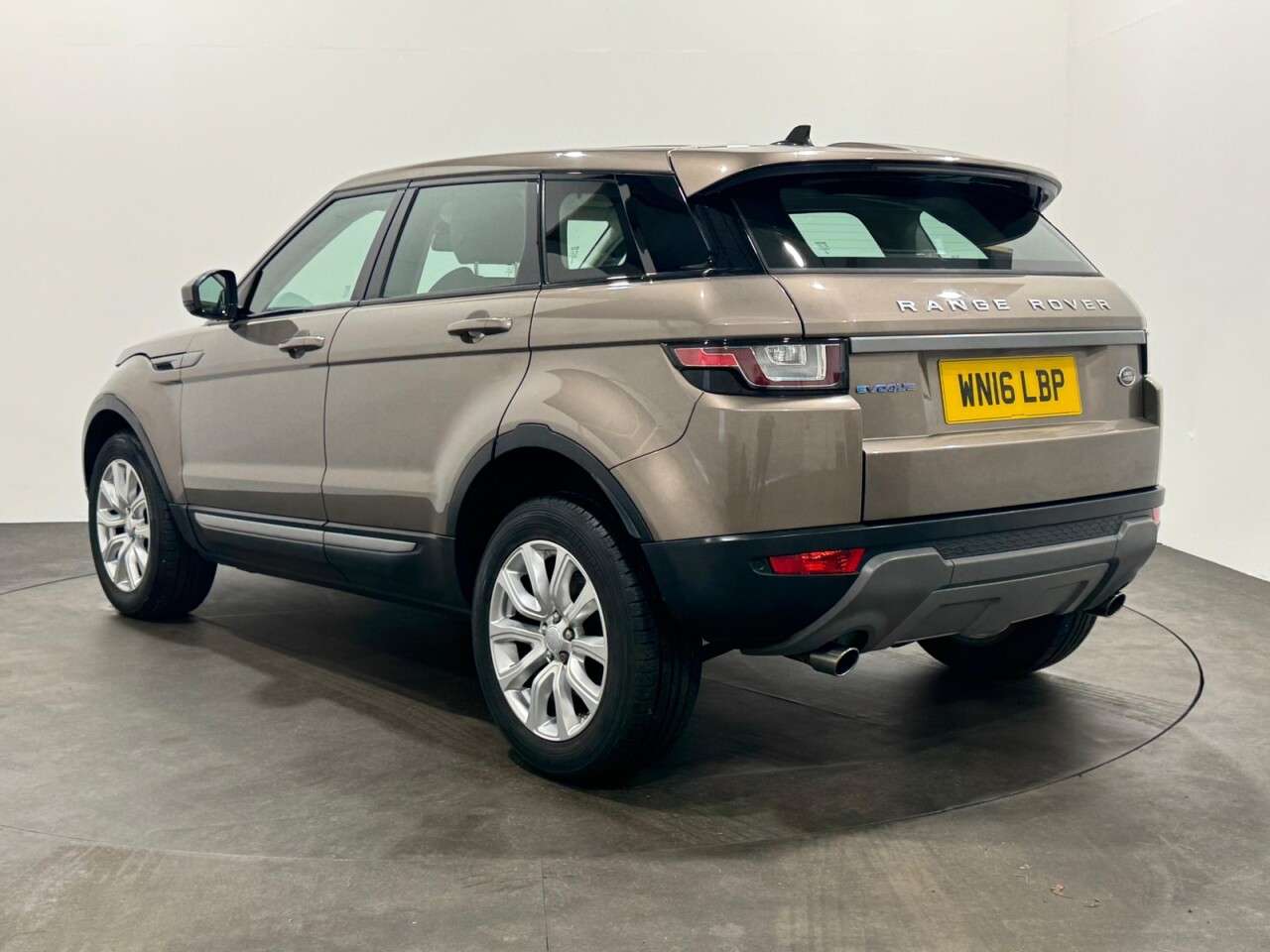 A 2016 LAND ROVER RANGE ROVER EVOQUE 2.0 eD4 SE SUV 5dr Diesel Manual FWD Euro 6 (s/s) (150 ps) A 2016 LAND ROVER RANGE ROVER EVOQUE 2.0 eD4 SE SUV 5dr Diesel Manual FWD Euro 6 (s/s) (150 ps)