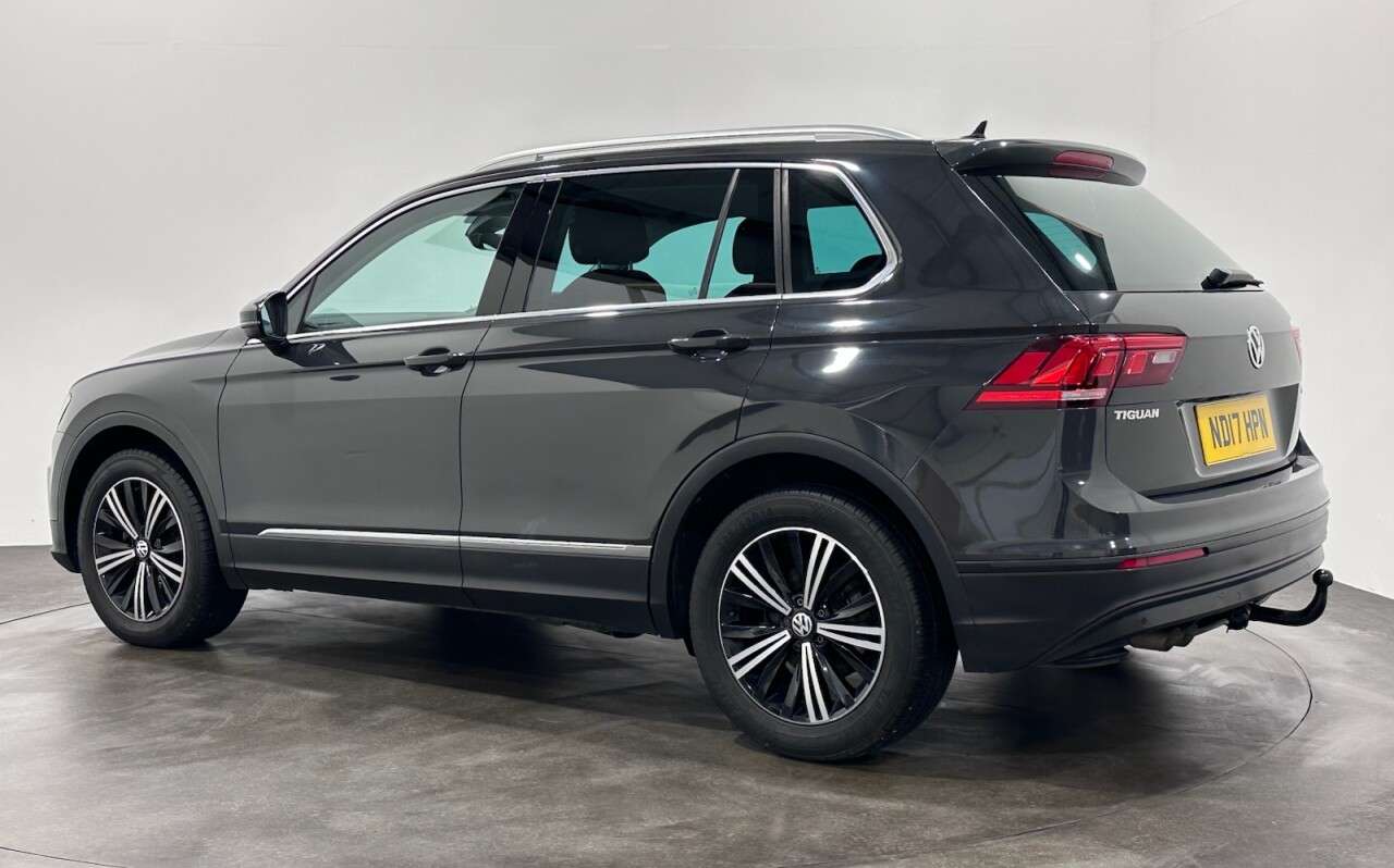 A 2017 VOLKSWAGEN TIGUAN 2.0 TDI BlueMotion Tech SE Navigation SUV 5dr Diesel Manual Euro 6 (s/s) (1 A 2017 VOLKSWAGEN TIGUAN 2.0 TDI BlueMotion Tech SE Navigation SUV 5dr Diesel Manual Euro 6 (s/s) (1