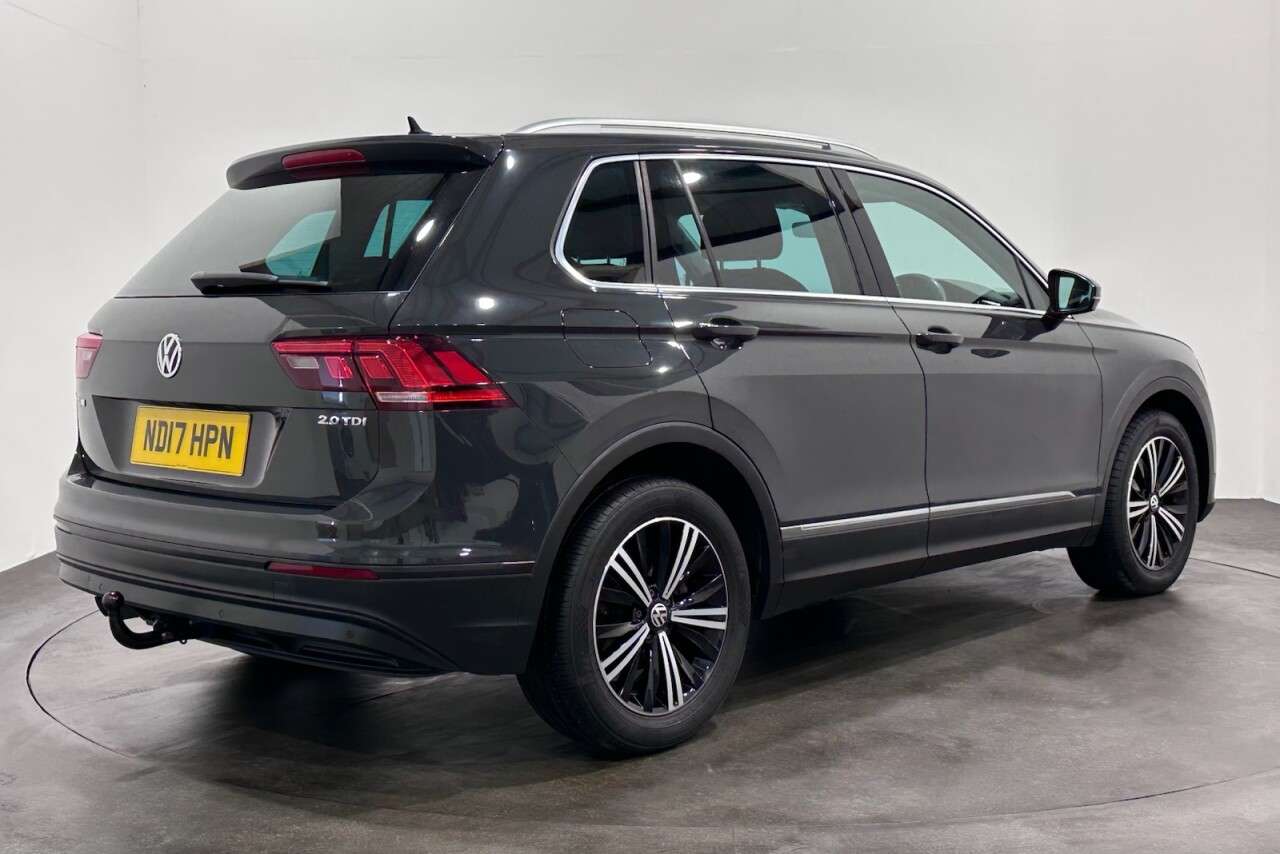 A 2017 VOLKSWAGEN TIGUAN 2.0 TDI BlueMotion Tech SE Navigation SUV 5dr Diesel Manual Euro 6 (s/s) (1 A 2017 VOLKSWAGEN TIGUAN 2.0 TDI BlueMotion Tech SE Navigation SUV 5dr Diesel Manual Euro 6 (s/s) (1