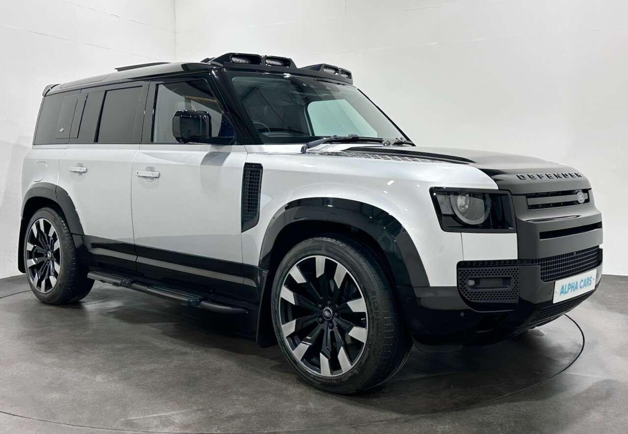 A 2020 LAND ROVER DEFENDER 110 2.0 SD4 First Edition SUV 5dr Diesel Auto 4WD Euro 6 (s/s) (240 ps) A 2020 LAND ROVER DEFENDER 110 2.0 SD4 First Edition SUV 5dr Diesel Auto 4WD Euro 6 (s/s) (240 ps)