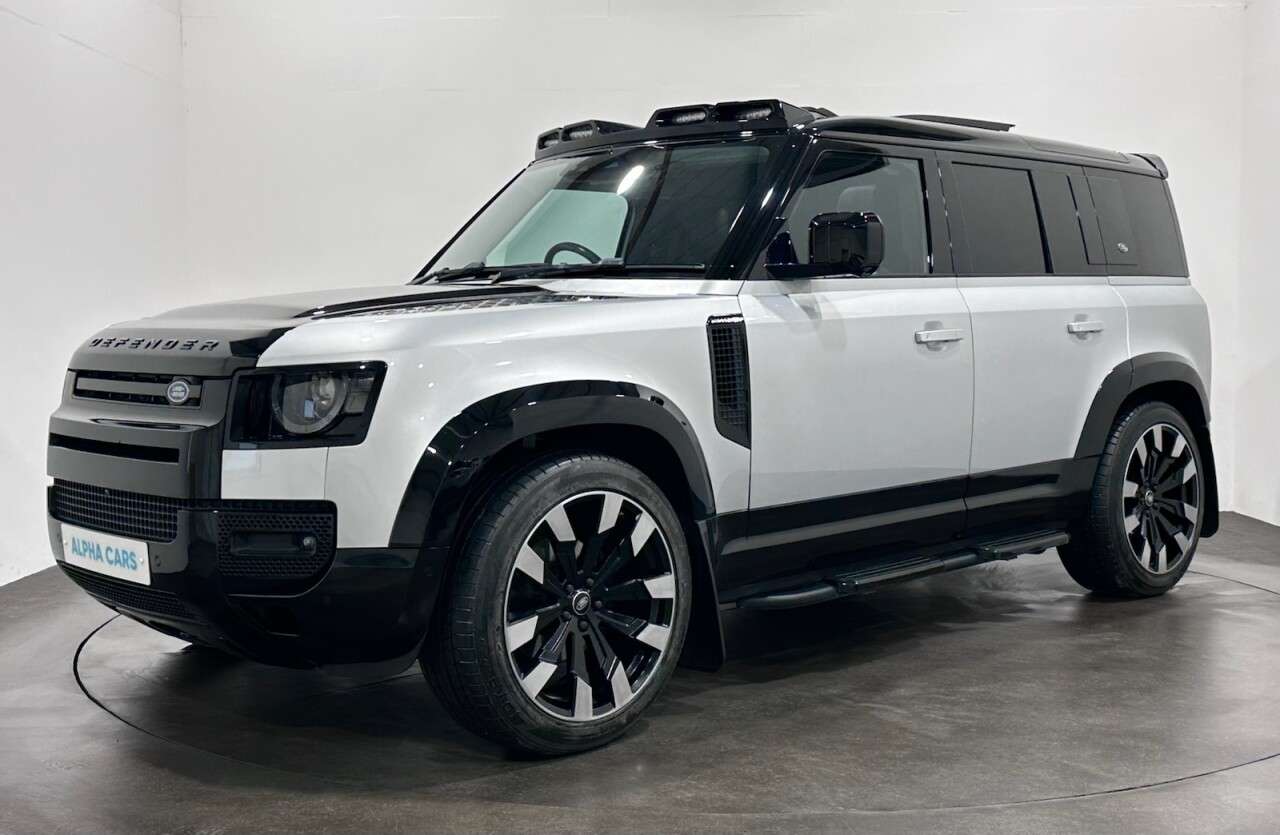 A 2020 LAND ROVER DEFENDER 110 2.0 SD4 First Edition SUV 5dr Diesel Auto 4WD Euro 6 (s/s) (240 ps) A 2020 LAND ROVER DEFENDER 110 2.0 SD4 First Edition SUV 5dr Diesel Auto 4WD Euro 6 (s/s) (240 ps)