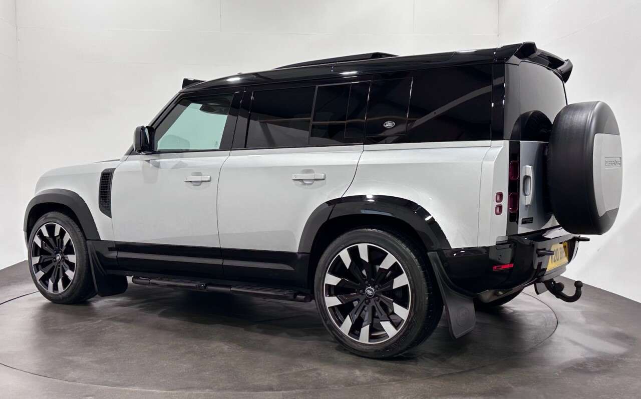 A 2020 LAND ROVER DEFENDER 110 2.0 SD4 First Edition SUV 5dr Diesel Auto 4WD Euro 6 (s/s) (240 ps) A 2020 LAND ROVER DEFENDER 110 2.0 SD4 First Edition SUV 5dr Diesel Auto 4WD Euro 6 (s/s) (240 ps)