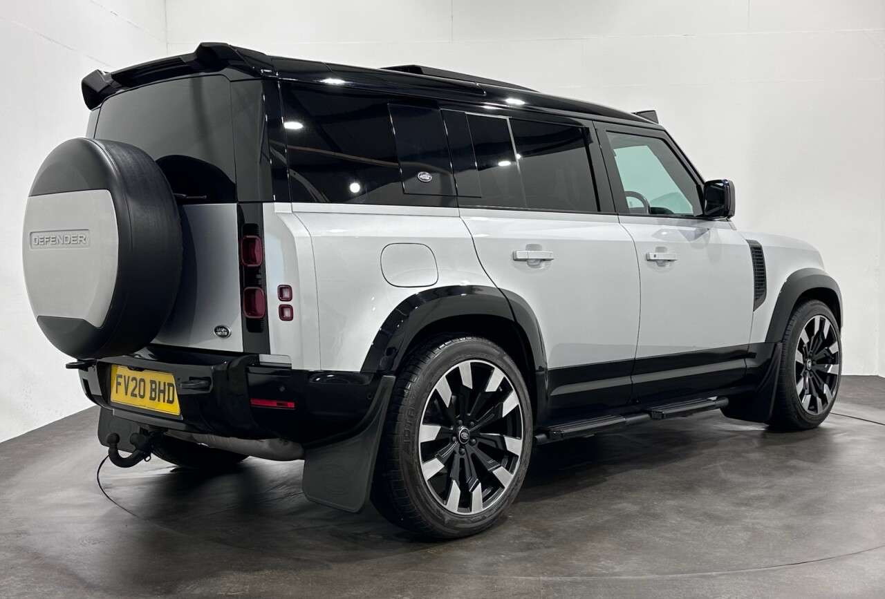 A 2020 LAND ROVER DEFENDER 110 2.0 SD4 First Edition SUV 5dr Diesel Auto 4WD Euro 6 (s/s) (240 ps) A 2020 LAND ROVER DEFENDER 110 2.0 SD4 First Edition SUV 5dr Diesel Auto 4WD Euro 6 (s/s) (240 ps)