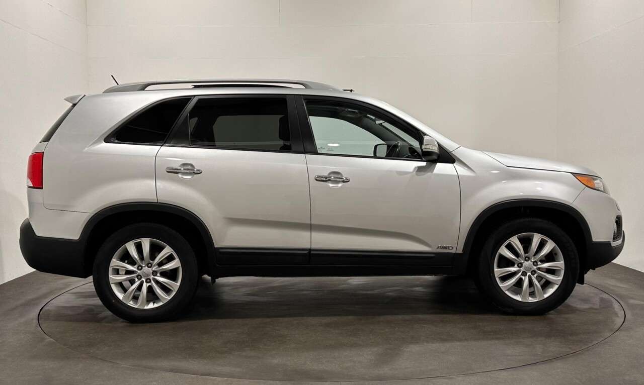 A 2012 KIA SORENTO 2.2 CRDi KX-3 SUV 5dr Diesel Auto AWD Euro 5 (SNav) (194 bhp) 7 Seater Full A 2012 KIA SORENTO 2.2 CRDi KX-3 SUV 5dr Diesel Auto AWD Euro 5 (SNav) (194 bhp) 7 Seater Full