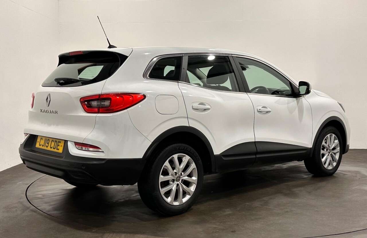A 2019 RENAULT KADJAR 1.3 TCe Play SUV 5dr Petrol Manual Euro 6 (s/s) (140 ps) A 2019 RENAULT KADJAR 1.3 TCe Play SUV 5dr Petrol Manual Euro 6 (s/s) (140 ps)