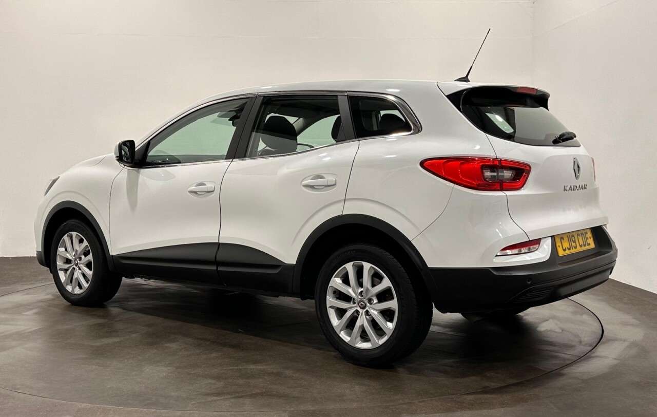 A 2019 RENAULT KADJAR 1.3 TCe Play SUV 5dr Petrol Manual Euro 6 (s/s) (140 ps) A 2019 RENAULT KADJAR 1.3 TCe Play SUV 5dr Petrol Manual Euro 6 (s/s) (140 ps)