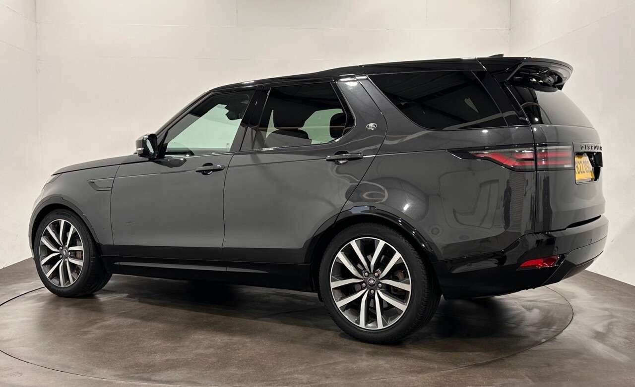 A 2022 LAND ROVER DISCOVERY 3.0 D300 MHEV R-Dynamic SE SUV 5dr Diesel Auto 4WD Euro 6 (s/s) (300 ps) He A 2022 LAND ROVER DISCOVERY 3.0 D300 MHEV R-Dynamic SE SUV 5dr Diesel Auto 4WD Euro 6 (s/s) (300 ps) He