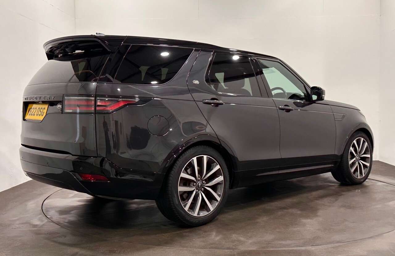 A 2022 LAND ROVER DISCOVERY 3.0 D300 MHEV R-Dynamic SE SUV 5dr Diesel Auto 4WD Euro 6 (s/s) (300 ps) He A 2022 LAND ROVER DISCOVERY 3.0 D300 MHEV R-Dynamic SE SUV 5dr Diesel Auto 4WD Euro 6 (s/s) (300 ps) He