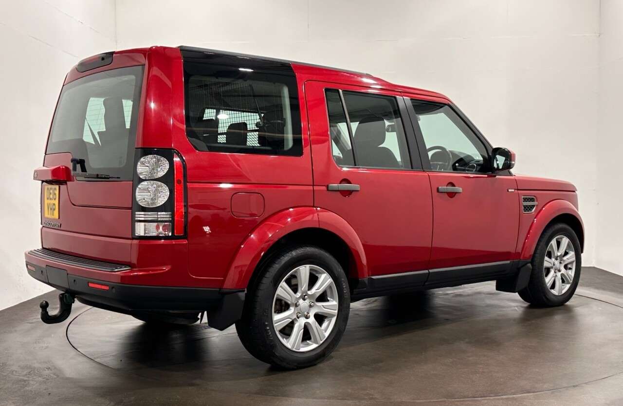 A 2016 LAND ROVER DISCOVERY 4 3.0 SD V6 SE Tech SUV 5dr Diesel Auto 4WD Euro 6 (s/s) (256 bhp) Full Ebony A 2016 LAND ROVER DISCOVERY 4 3.0 SD V6 SE Tech SUV 5dr Diesel Auto 4WD Euro 6 (s/s) (256 bhp) Full Ebony