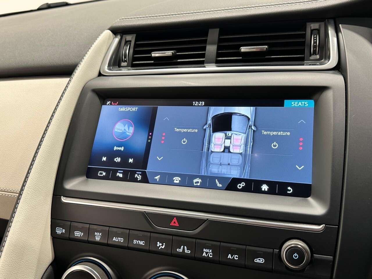 A 2020 JAGUAR E-PACE 2.0 D180 R-Dynamic HSE SUV 5dr Diesel Auto AWD Euro 6 (s/s) (180 ps) Panora A 2020 JAGUAR E-PACE 2.0 D180 R-Dynamic HSE SUV 5dr Diesel Auto AWD Euro 6 (s/s) (180 ps) Panora