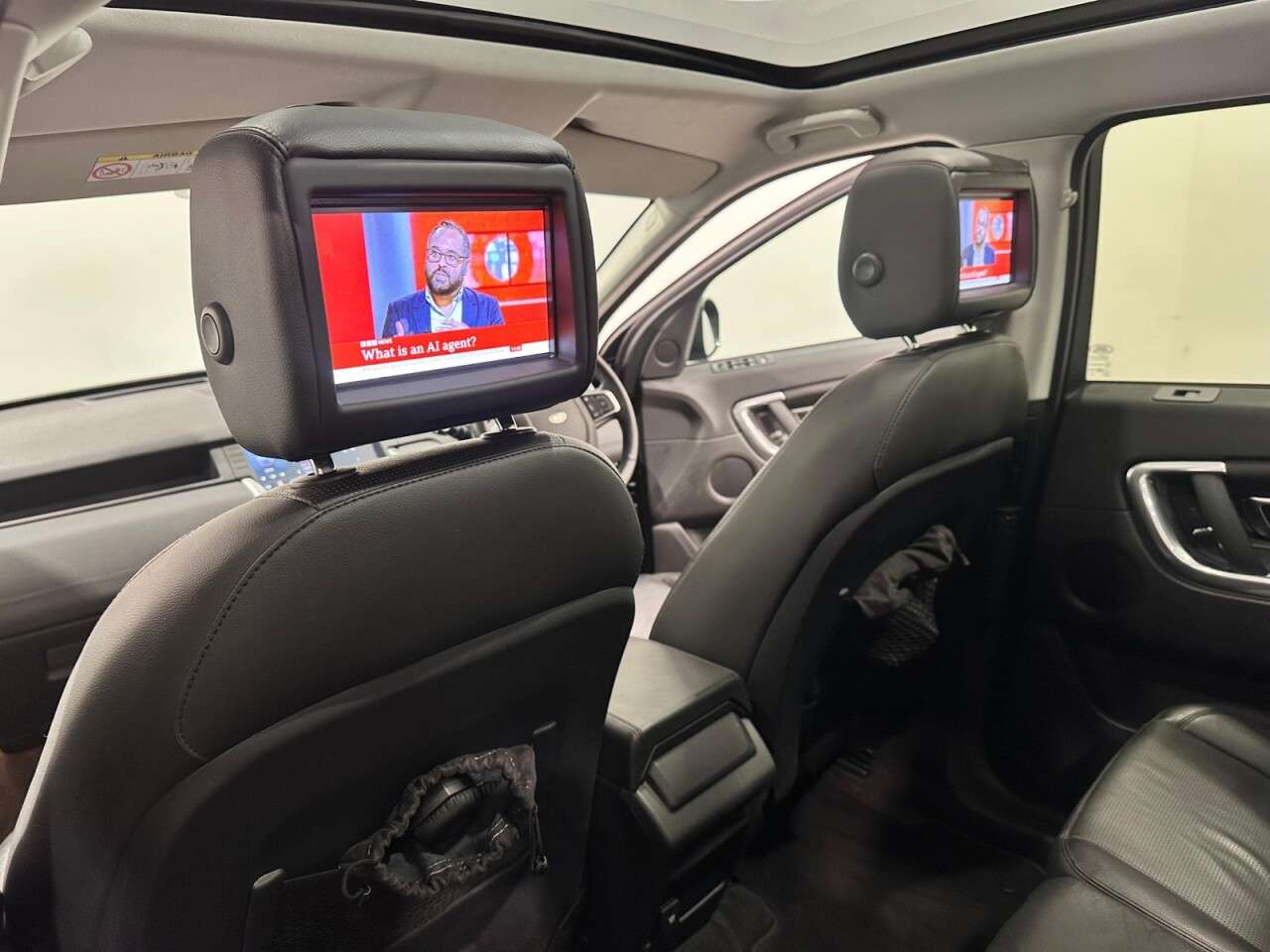 A 2019 LAND ROVER DISCOVERY SPORT 2.0 TD4 HSE SUV 5dr Hosting Rear Entertainment Screens Diesel Manual 4WD Eu A 2019 LAND ROVER DISCOVERY SPORT 2.0 TD4 HSE SUV 5dr Hosting Rear Entertainment Screens Diesel Manual 4WD Eu