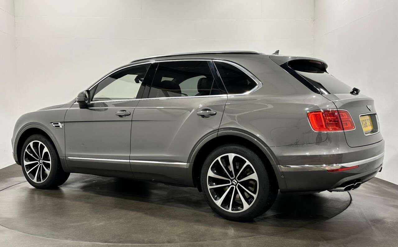 A 2018 BENTLEY BENTAYGA 4.0d V8 SUV 5dr Diesel Auto 4WD Euro 6 (s/s) (435 ps) A 2018 BENTLEY BENTAYGA 4.0d V8 SUV 5dr Diesel Auto 4WD Euro 6 (s/s) (435 ps)