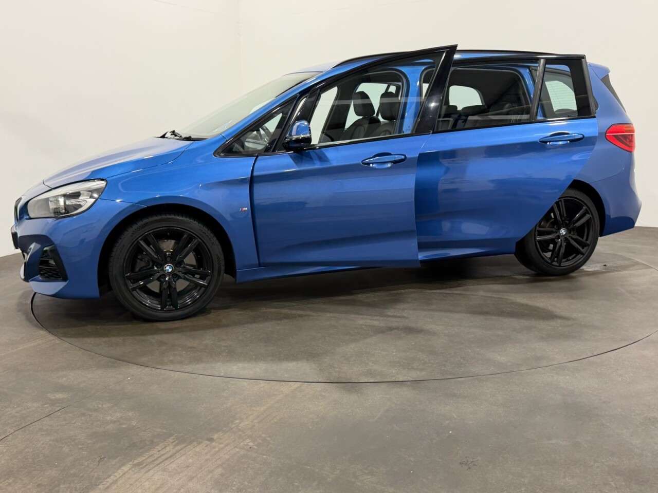 A 2019 BMW 2 SERIES GRAN TOURER 2.0 220i GPF M Sport MPV 5dr Petrol DCT Euro 6 (s/s) (192 ps) A 2019 BMW 2 SERIES GRAN TOURER 2.0 220i GPF M Sport MPV 5dr Petrol DCT Euro 6 (s/s) (192 ps)