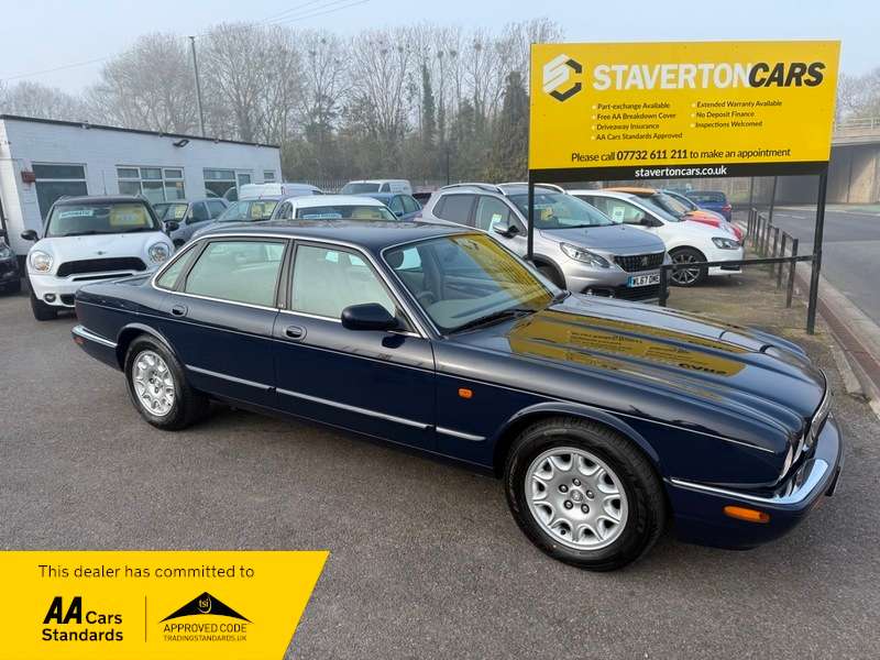A 1998 JAGUAR XJ XJ8 A 1998 JAGUAR XJ XJ8