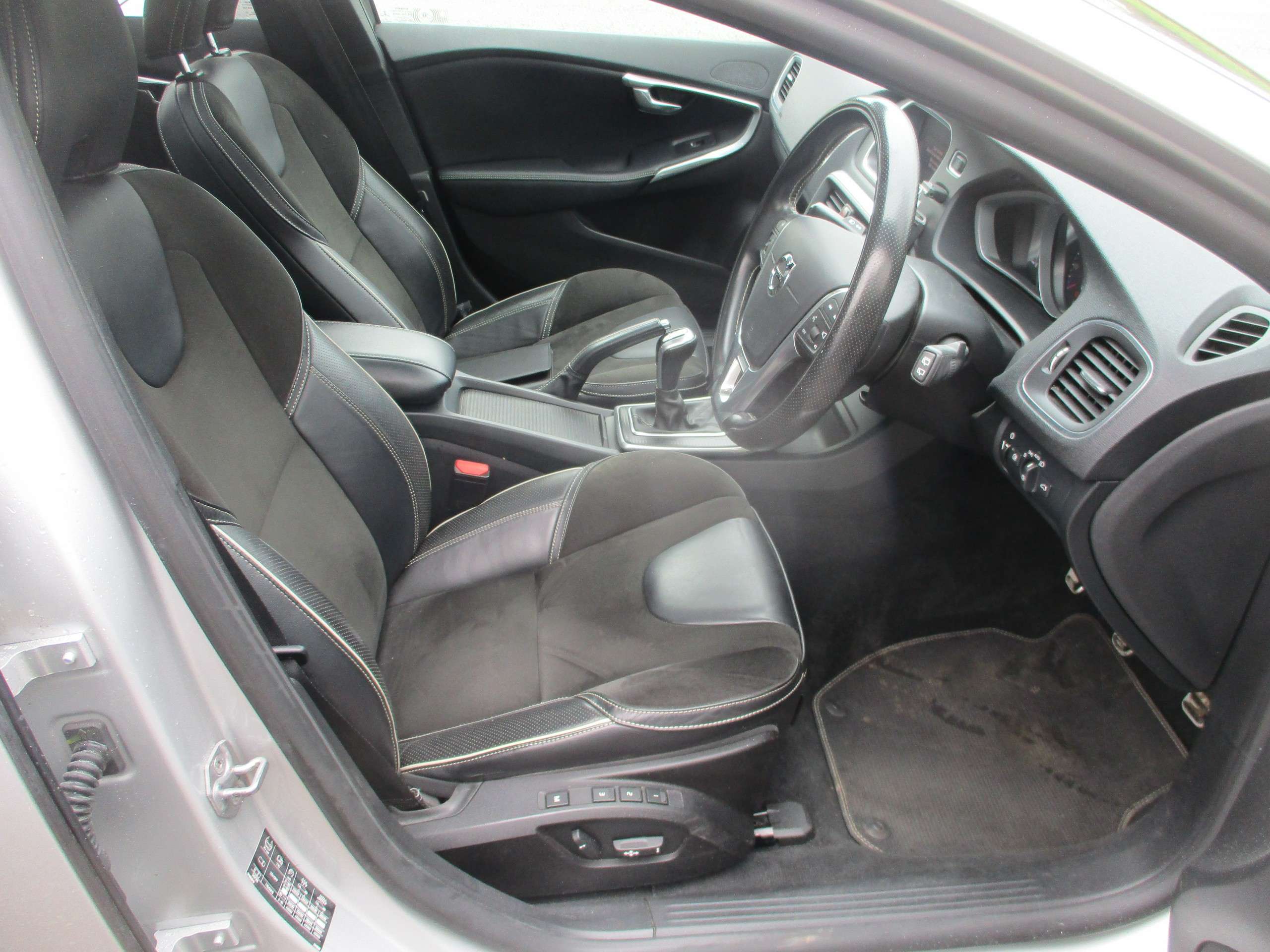 2017 VOLVO V40 2017 VOLVO V40