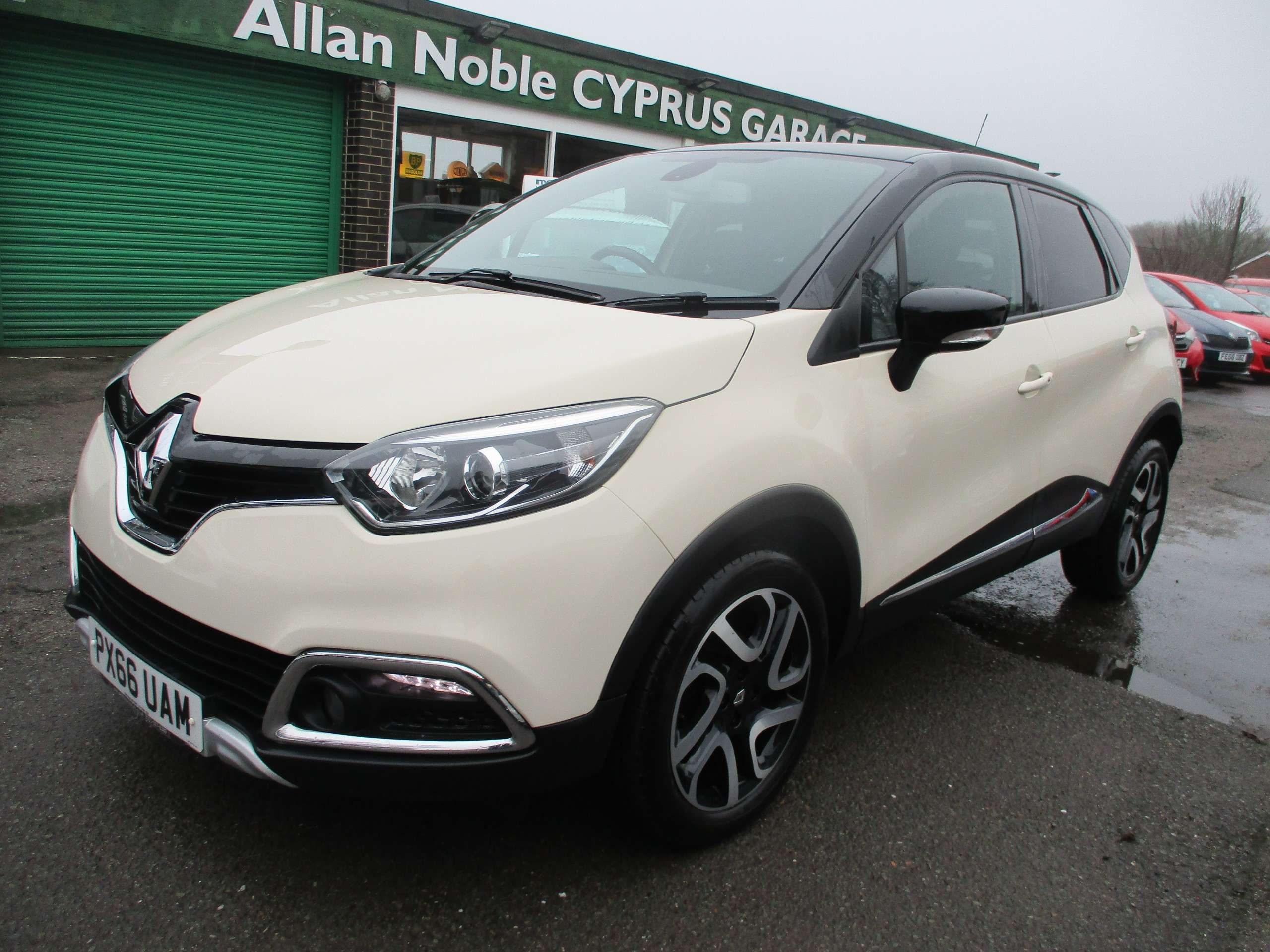 A 2016 RENAULT CAPTUR 0.9 TCe ENERGY Signature Nav SUV 5dr Petrol Manual Euro 6 (s/s) (90 ps) A 2016 RENAULT CAPTUR 0.9 TCe ENERGY Signature Nav SUV 5dr Petrol Manual Euro 6 (s/s) (90 ps)