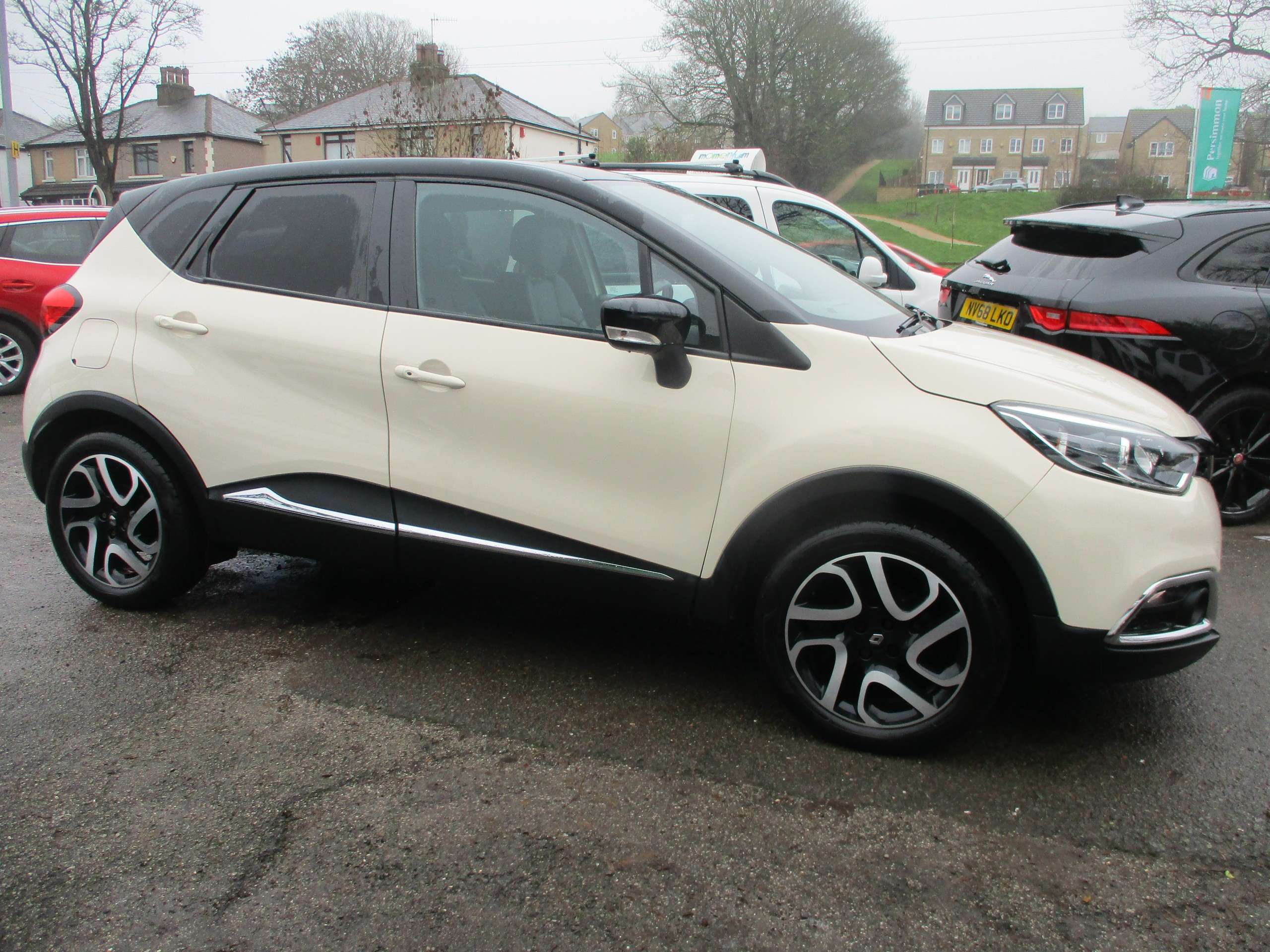 A 2016 RENAULT CAPTUR 0.9 TCe ENERGY Signature Nav SUV 5dr Petrol Manual Euro 6 (s/s) (90 ps) A 2016 RENAULT CAPTUR 0.9 TCe ENERGY Signature Nav SUV 5dr Petrol Manual Euro 6 (s/s) (90 ps)