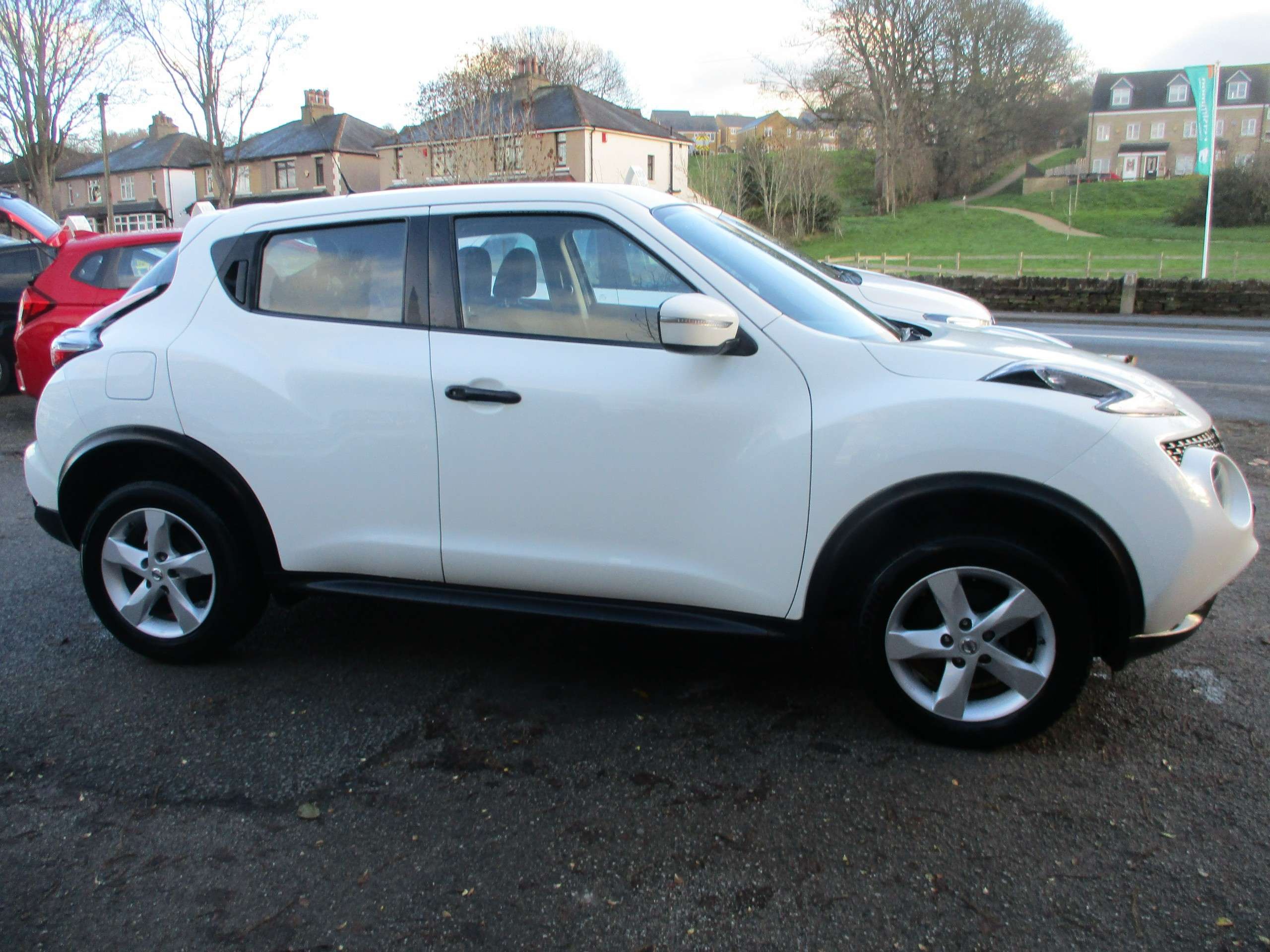 A 2015 NISSAN JUKE 1.6 Visia SUV 5dr Petrol Manual Euro 5 (94 ps) A 2015 NISSAN JUKE 1.6 Visia SUV 5dr Petrol Manual Euro 5 (94 ps)