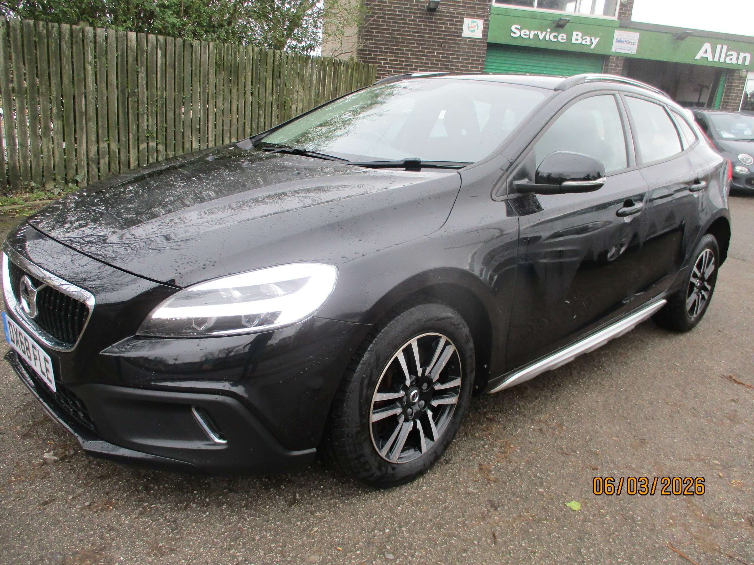 A 2018 VOLVO V40 CROSS COUNTRY 2.0 T3 Hatchback 5dr Petrol Manual Euro 6 (s/s) (152 ps) A 2018 VOLVO V40 CROSS COUNTRY 2.0 T3 Hatchback 5dr Petrol Manual Euro 6 (s/s) (152 ps)