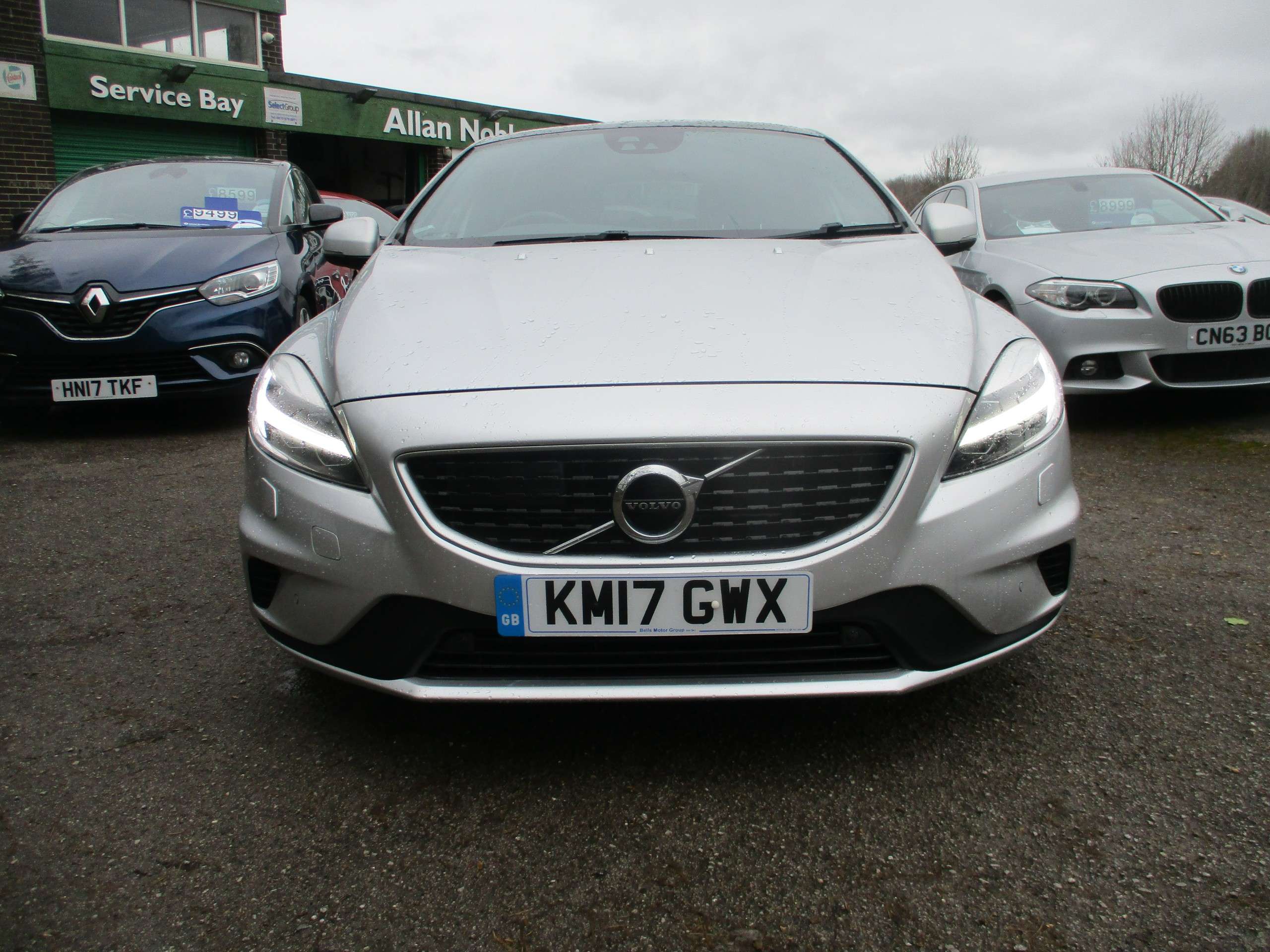 A 2017 VOLVO V40 2.0 T3 R-Design Hatchback 5dr Petrol Manual Euro 6 (s/s) (152 ps) A 2017 VOLVO V40 2.0 T3 R-Design Hatchback 5dr Petrol Manual Euro 6 (s/s) (152 ps)