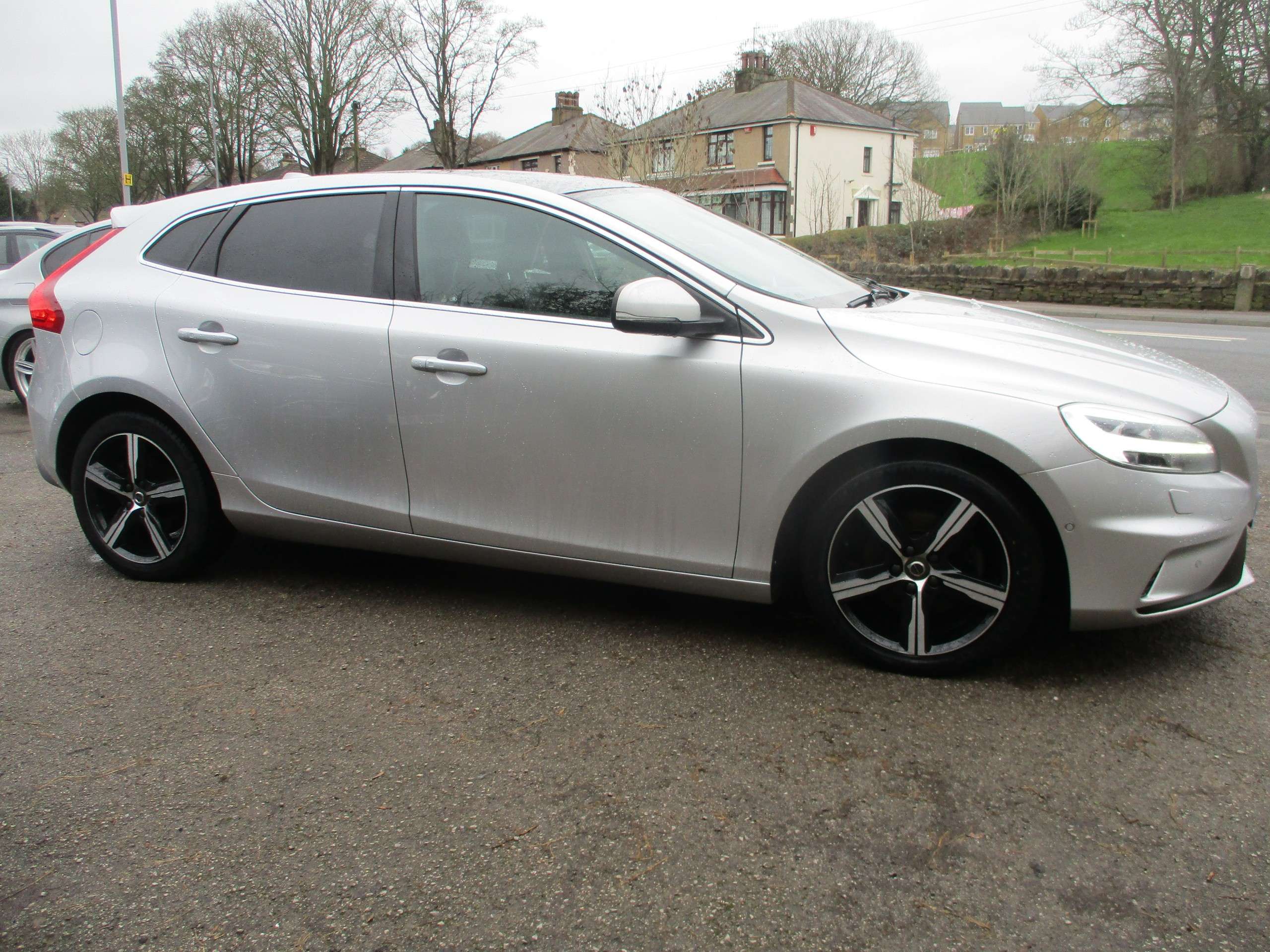 A 2017 VOLVO V40 2.0 T3 R-Design Hatchback 5dr Petrol Manual Euro 6 (s/s) (152 ps) A 2017 VOLVO V40 2.0 T3 R-Design Hatchback 5dr Petrol Manual Euro 6 (s/s) (152 ps)