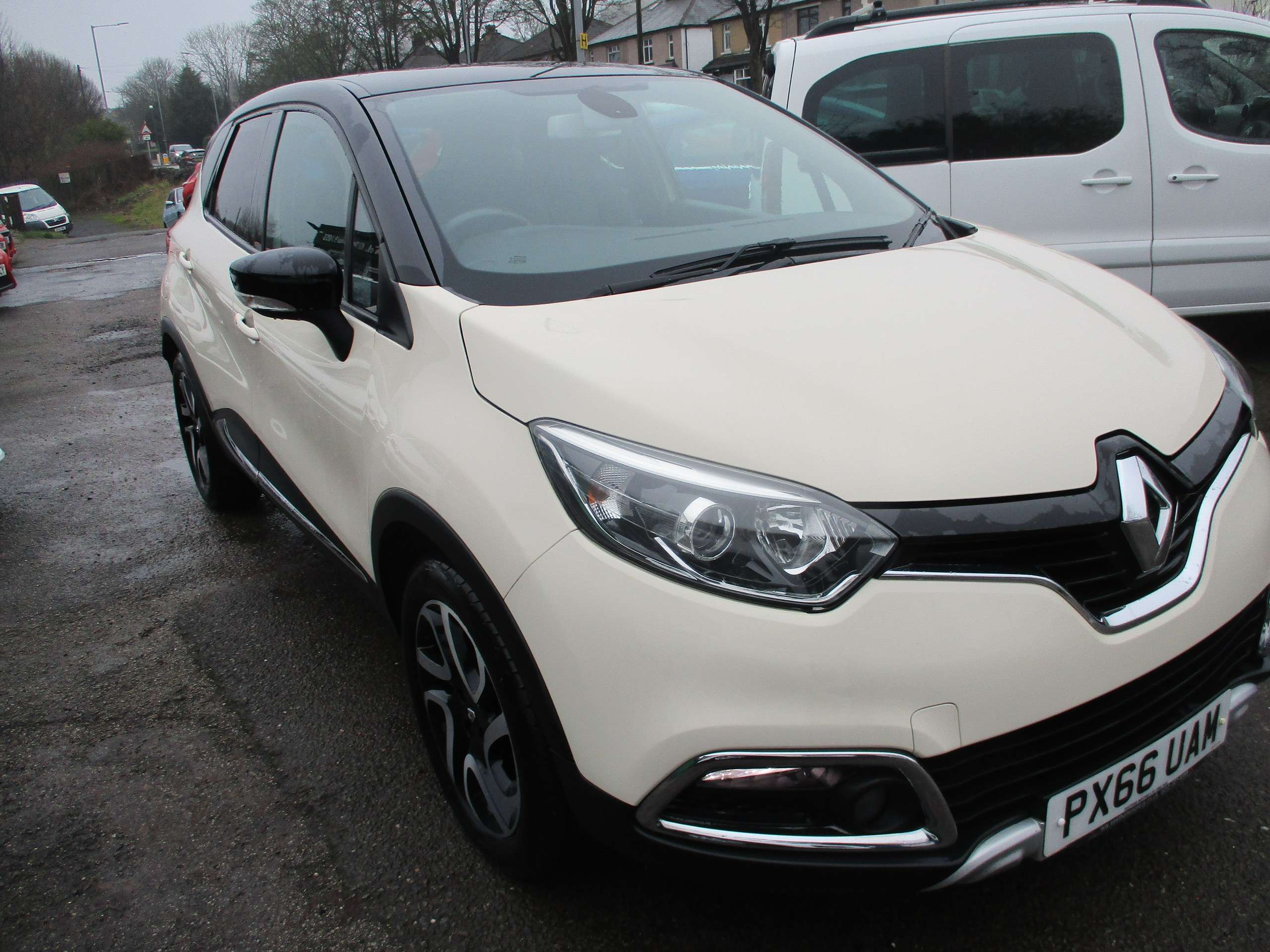 A 2016 RENAULT CAPTUR 0.9 TCe ENERGY Signature Nav SUV 5dr Petrol Manual Euro 6 (s/s) (90 ps) A 2016 RENAULT CAPTUR 0.9 TCe ENERGY Signature Nav SUV 5dr Petrol Manual Euro 6 (s/s) (90 ps)