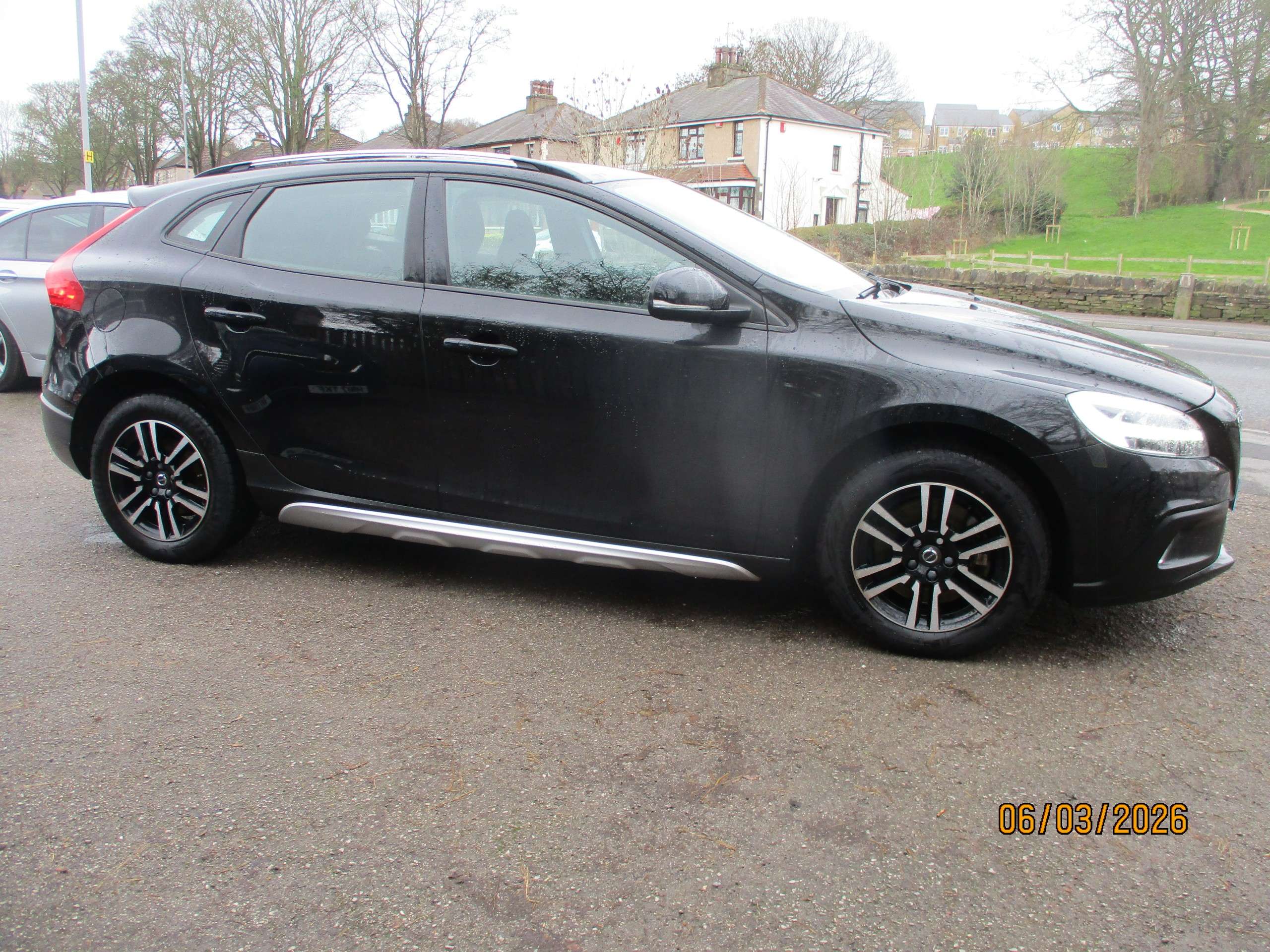 A 2018 VOLVO V40 CROSS COUNTRY 2.0 T3 Hatchback 5dr Petrol Manual Euro 6 (s/s) (152 ps) A 2018 VOLVO V40 CROSS COUNTRY 2.0 T3 Hatchback 5dr Petrol Manual Euro 6 (s/s) (152 ps)