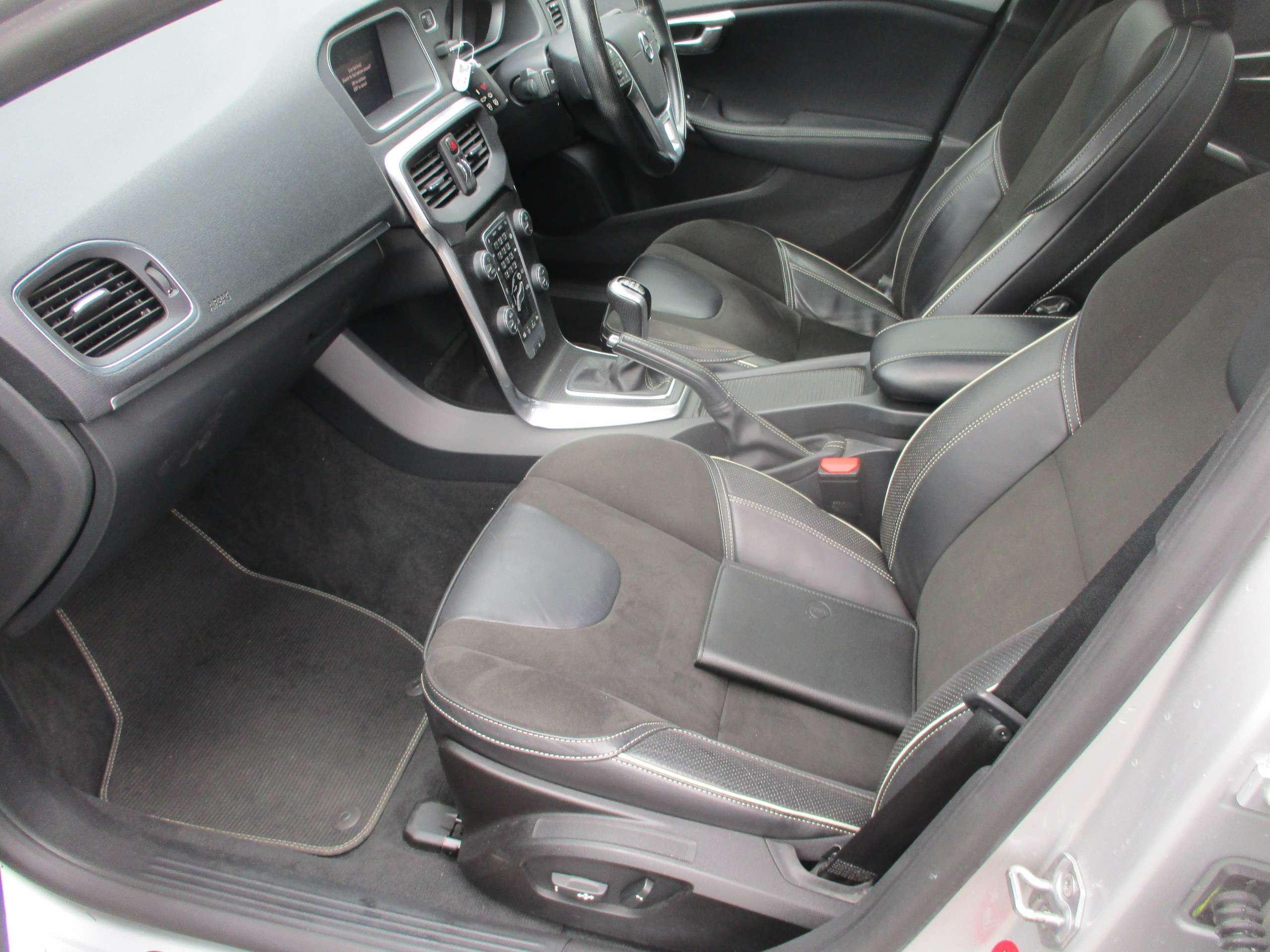 2017 VOLVO V40 2017 VOLVO V40