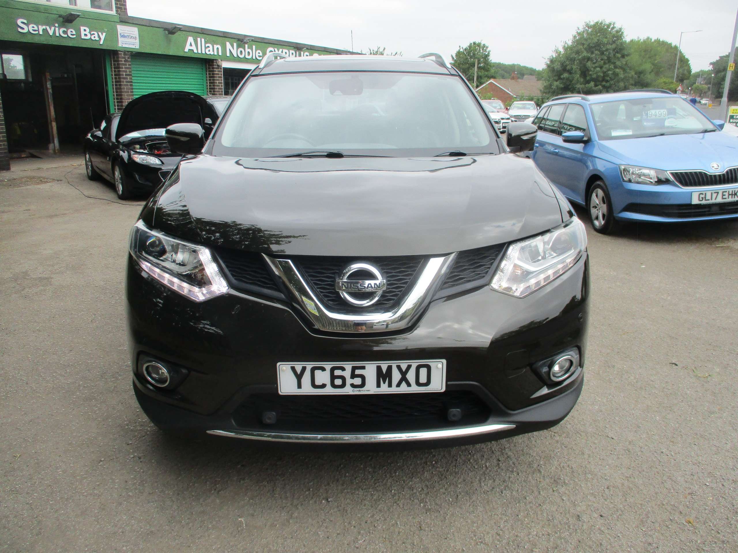 A 2015 NISSAN X-TRAIL 1.6 dCi Tekna SUV 5dr Diesel Manual 4WD Euro 6 (s/s) (130 ps) A 2015 NISSAN X-TRAIL 1.6 dCi Tekna SUV 5dr Diesel Manual 4WD Euro 6 (s/s) (130 ps)