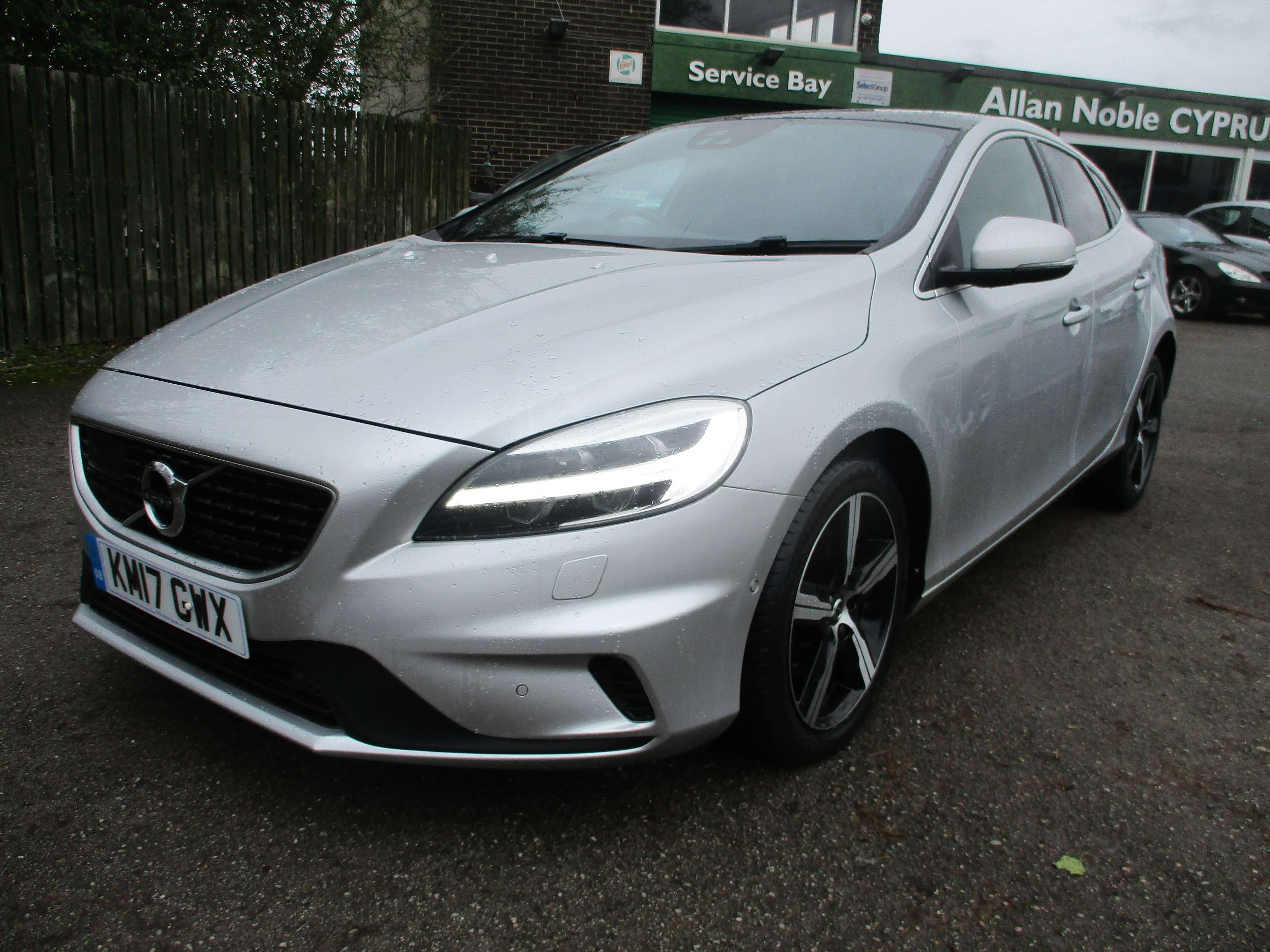A 2017 VOLVO V40 2.0 T3 R-Design Hatchback 5dr Petrol Manual Euro 6 (s/s) (152 ps) A 2017 VOLVO V40 2.0 T3 R-Design Hatchback 5dr Petrol Manual Euro 6 (s/s) (152 ps)