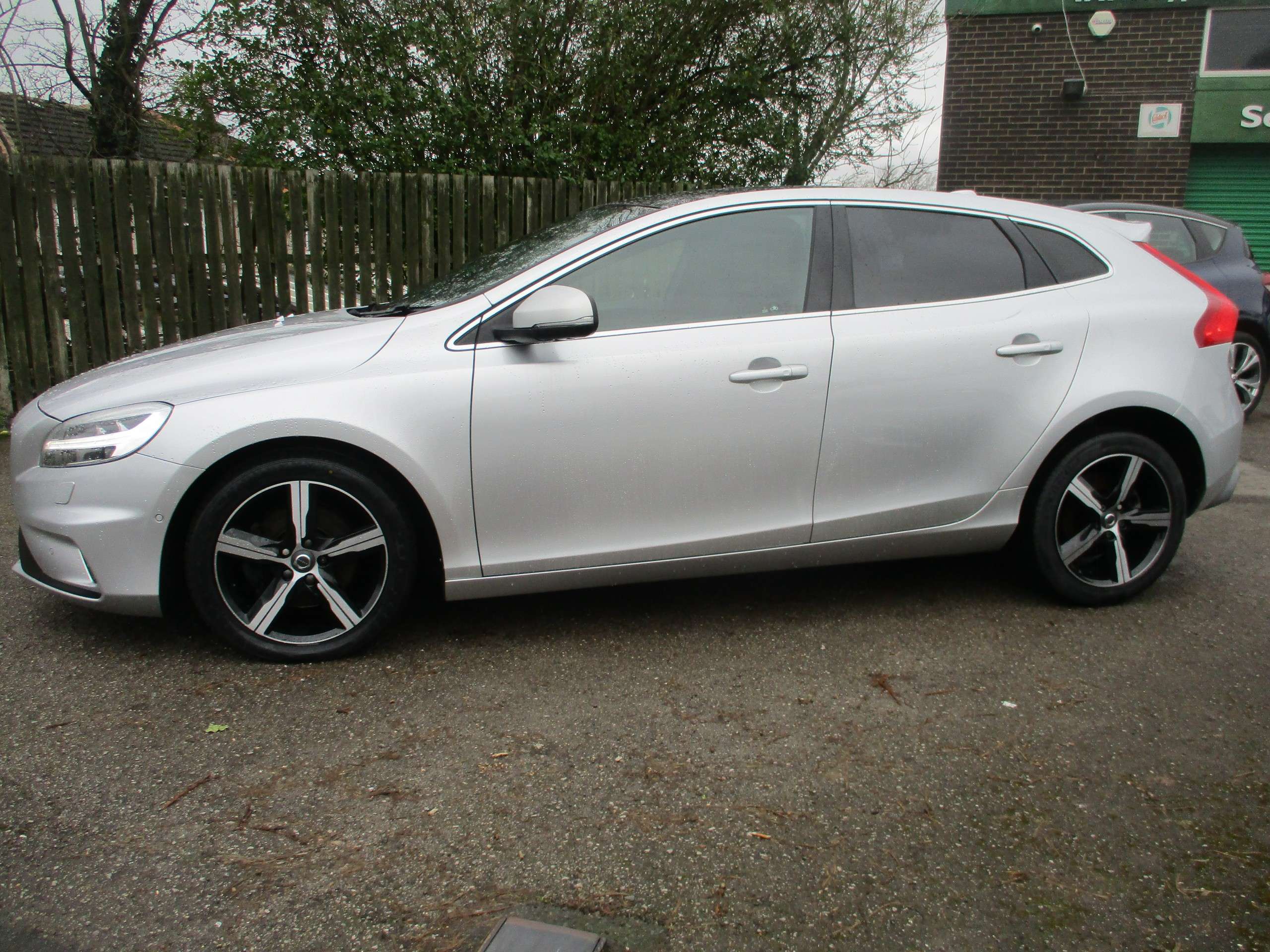 2017 VOLVO V40 2017 VOLVO V40