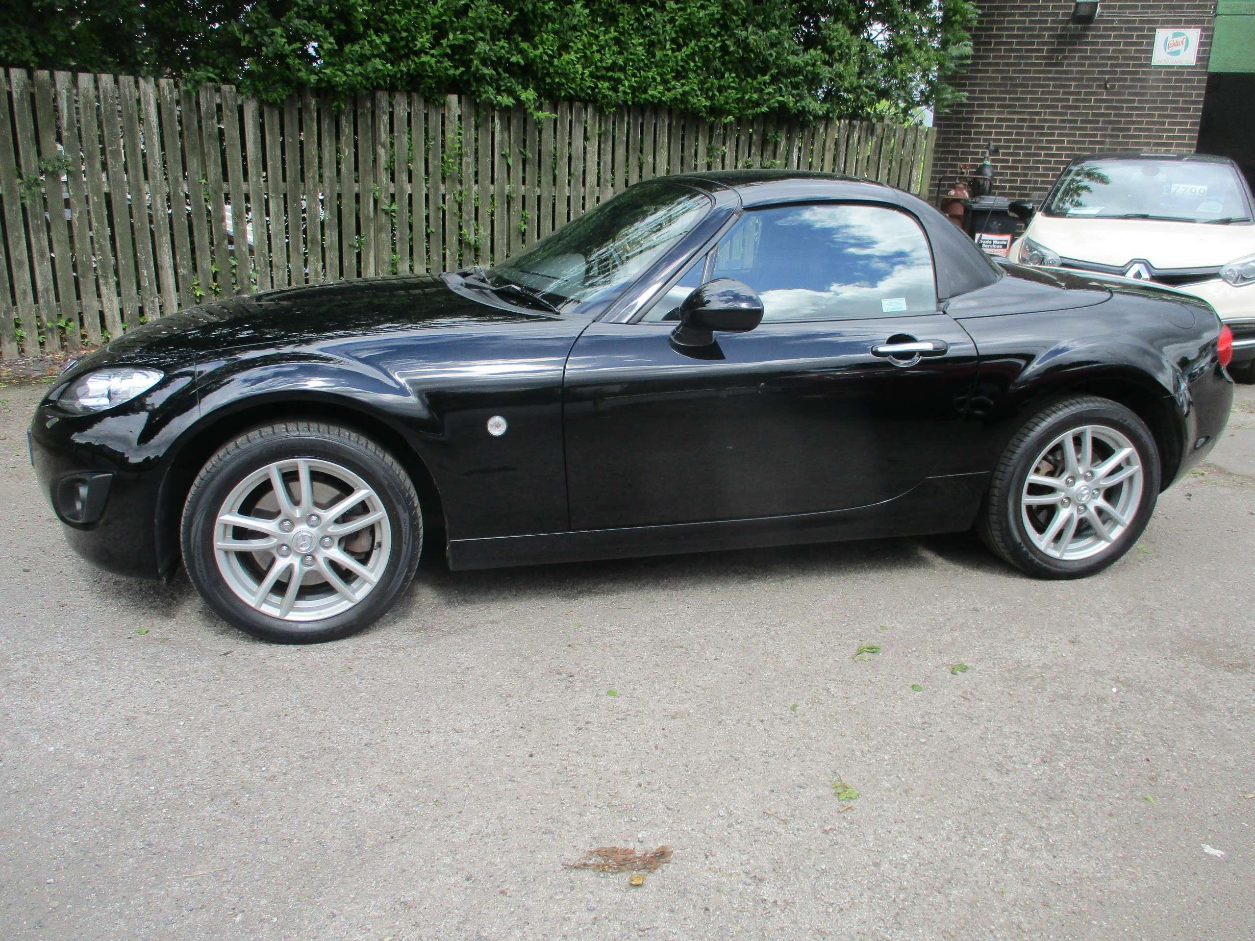 A 2012 MAZDA MX-5 1.8i SE Roadster 2dr Petrol Manual Euro 5 (126 ps) A 2012 MAZDA MX-5 1.8i SE Roadster 2dr Petrol Manual Euro 5 (126 ps)