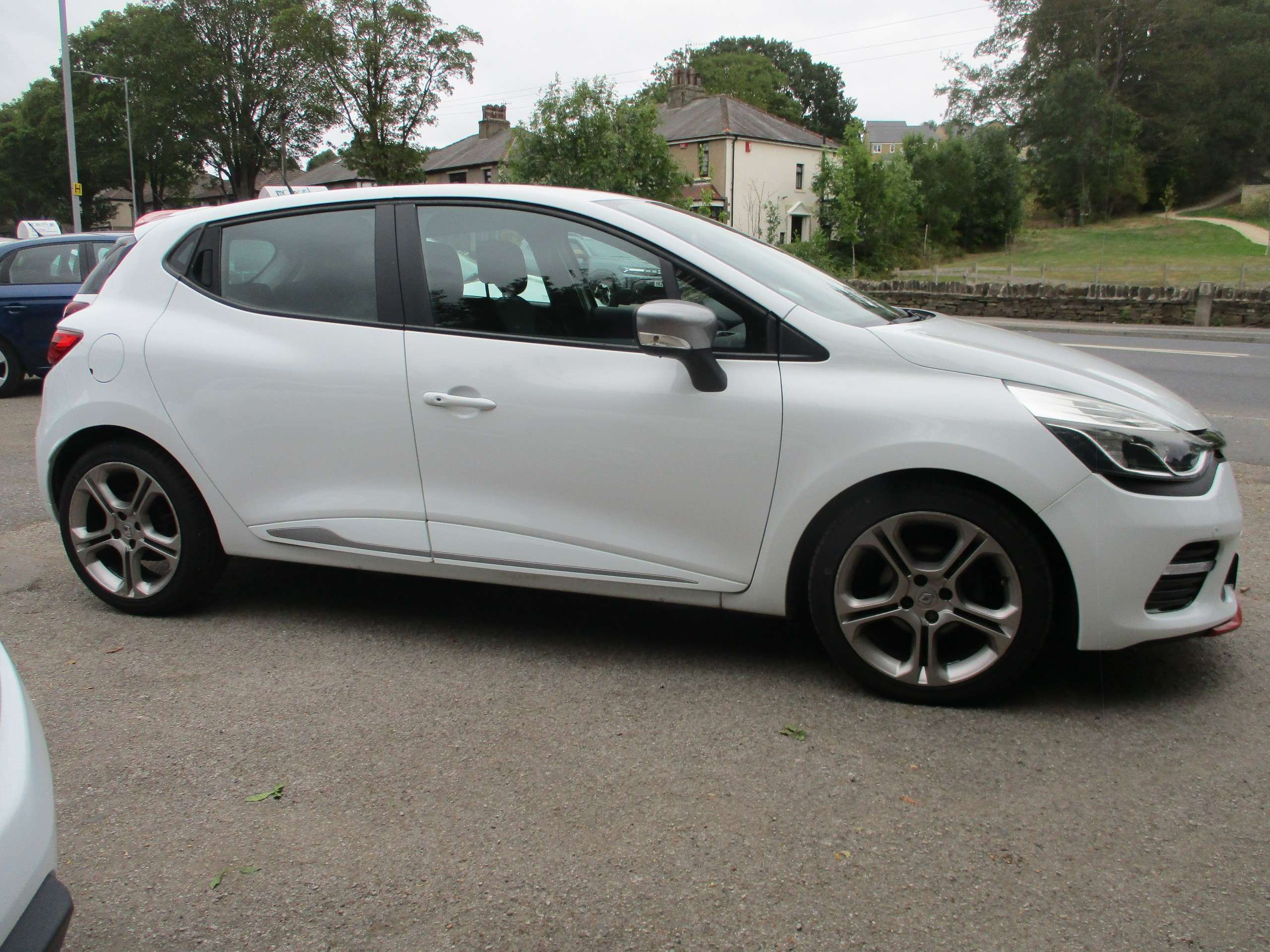 A 2016 RENAULT CLIO 1.5 dCi Dynamique S Nav Hatchback 5dr Diesel Manual Euro 6 (s/s) (90 ps) A 2016 RENAULT CLIO 1.5 dCi Dynamique S Nav Hatchback 5dr Diesel Manual Euro 6 (s/s) (90 ps)
