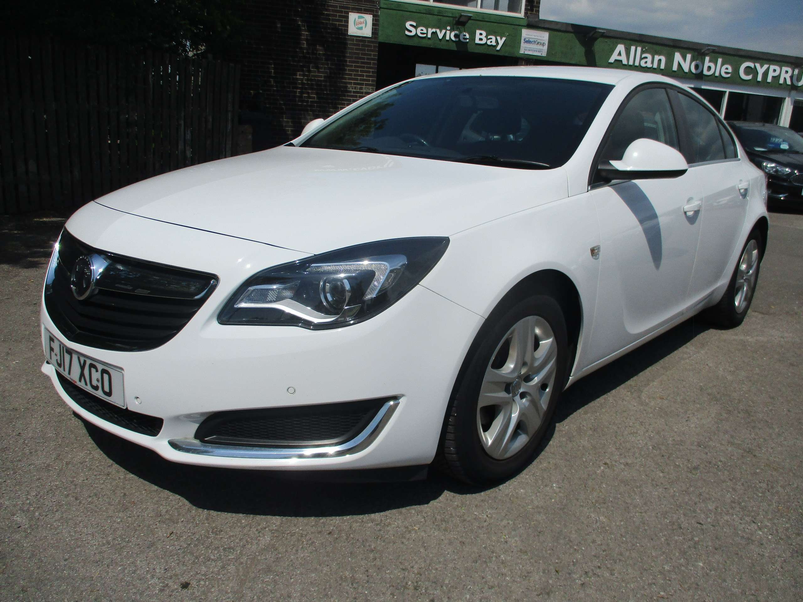 A 2017 VAUXHALL INSIGNIA 1.6 CDTi ecoFLEX Design Hatchback 5dr Diesel Manual Euro 6 (s/s) (136 ps) A 2017 VAUXHALL INSIGNIA 1.6 CDTi ecoFLEX Design Hatchback 5dr Diesel Manual Euro 6 (s/s) (136 ps)