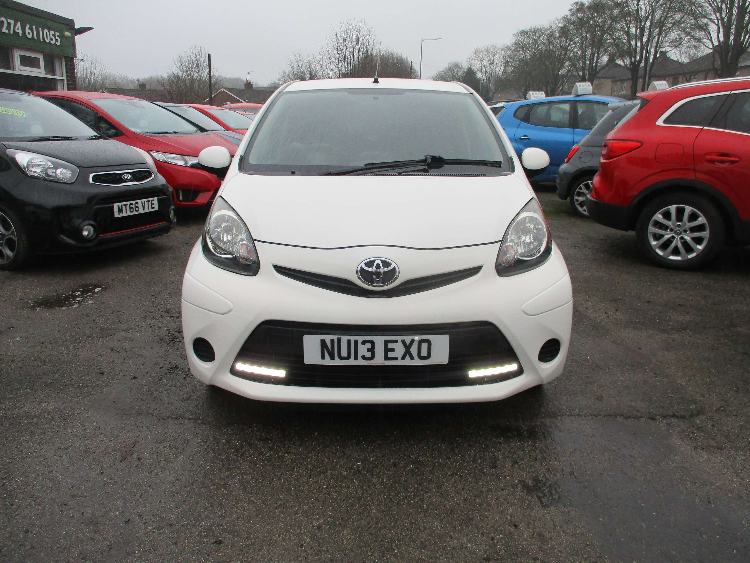 A 2013 TOYOTA AYGO 1.0 VVT-i Hatchback 5dr Petrol Manual Euro 5 (67 ps) A 2013 TOYOTA AYGO 1.0 VVT-i Hatchback 5dr Petrol Manual Euro 5 (67 ps)