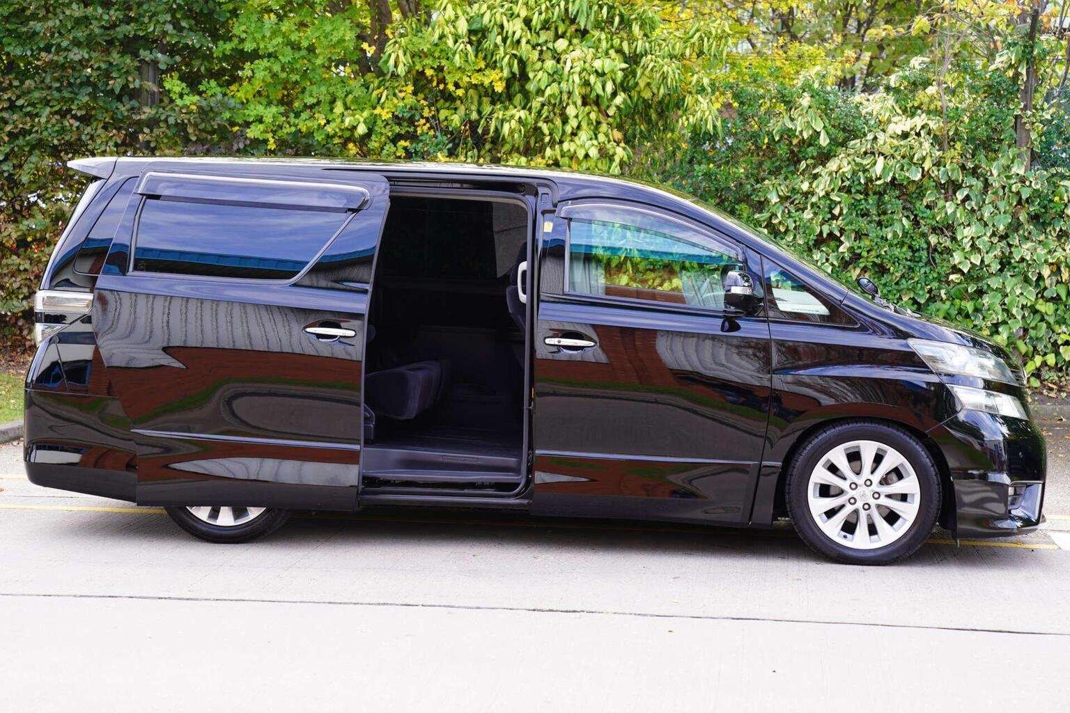 A 2010 TOYOTA VELLFIRE 2.4Z 5dr 8 Seats A 2010 TOYOTA VELLFIRE 2.4Z 5dr 8 Seats