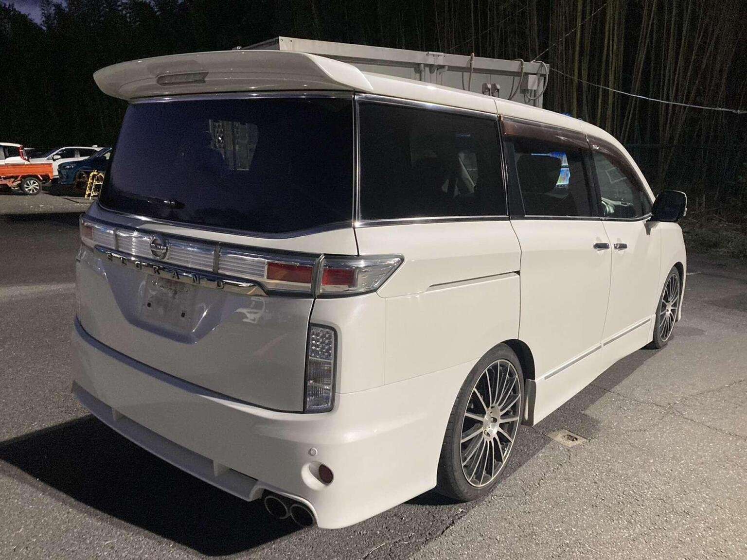 A 2010 NISSAN ELGRAND 3.5 Rider 5dr 7 Seats A 2010 NISSAN ELGRAND 3.5 Rider 5dr 7 Seats